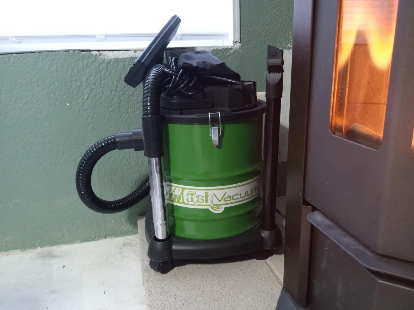 PowerSmith PAVC101 10 Amp Ash Vacuum,Green / Black Customer Review PowerSmith PAVC101 10 Amp Ash Vacuum,Green / Black - Customer Photo 1