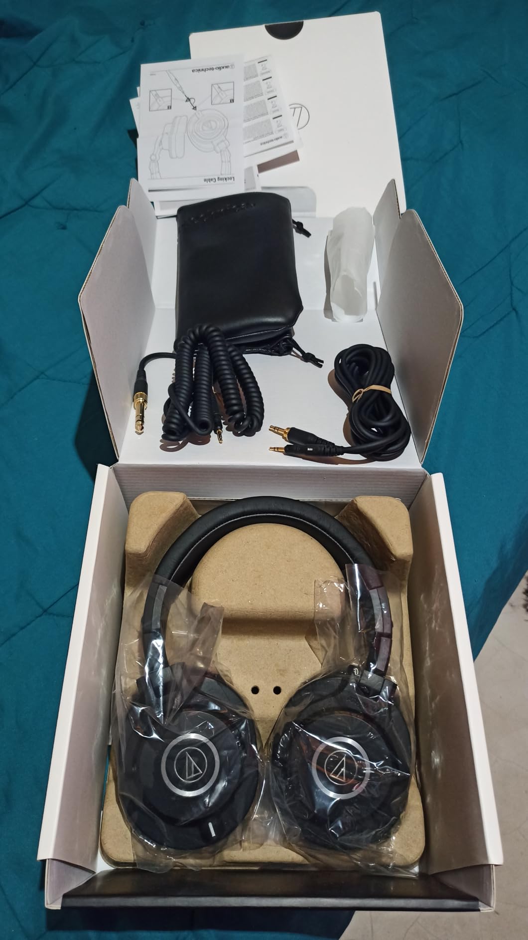 Audio-Technica ATH-M40x Professional Studio Monitor Headphone, Black, with Cutting Edge Engineering, 90 Degree Swiveling Earcups, Pro-Grade Earpads/Headband, Detachable Cables Included customer photo 2