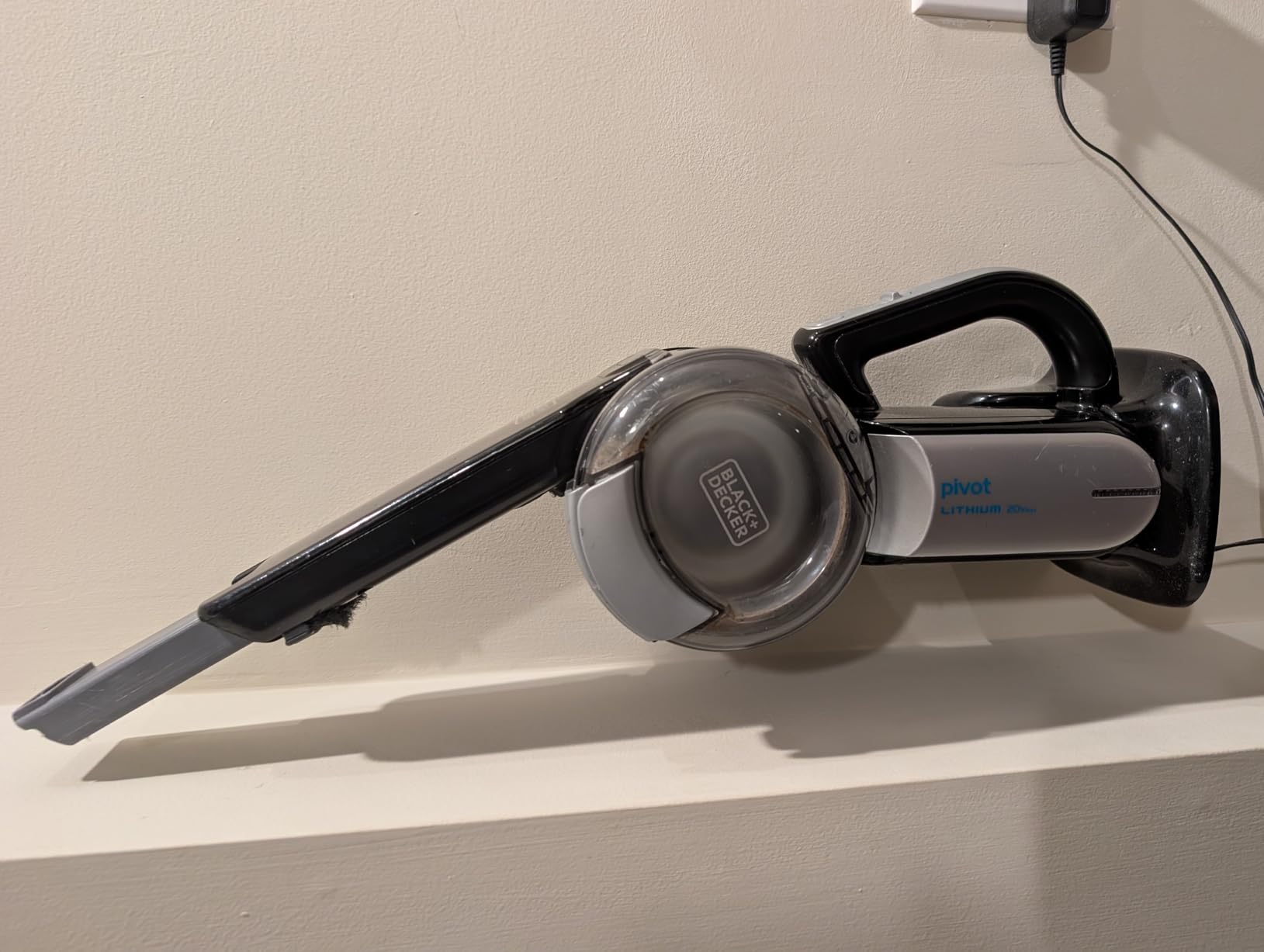 BLACK+DECKER dustbuster PIVOT VAC Handheld Vacuum Cordless, Hand Vacuum for Dorm, Car and Home, Portable with Crevice Tool and Pivot Nozzle (BDH2000PL) Customer Review BLACK+DECKER dustbuster PIVOT VAC Handheld Vacuum Cordless, Hand Vacuum for Dorm, Car and Home, Portable with Crevice Tool and Pivot Nozzle (BDH2000PL) - Customer Photo 1