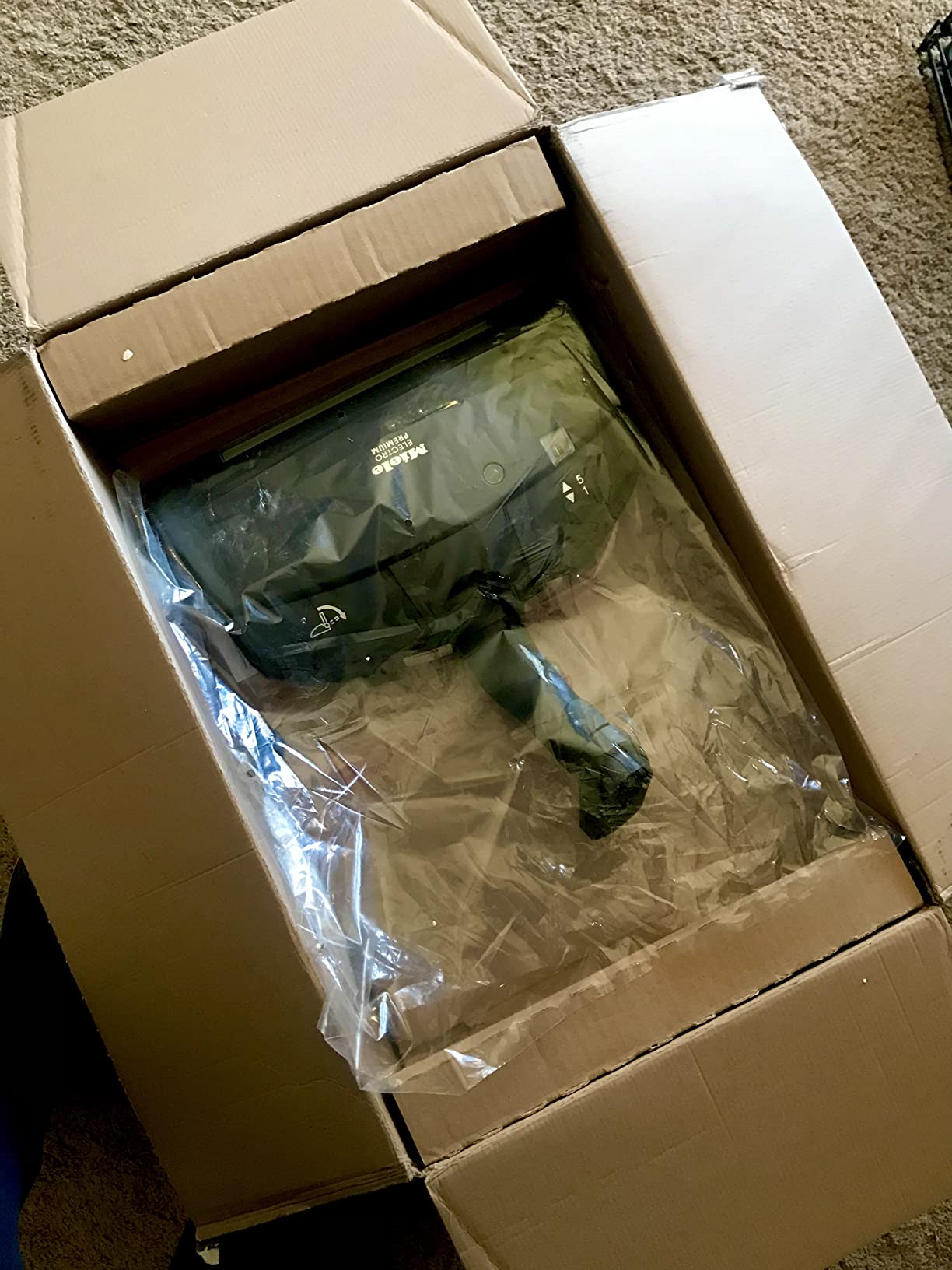 Miele Complete C3 Marin Bagged Canister Vacuum Cleaner with Electrobrush Floorhead, Suitable for Carpets and Hard Floors, in Marine Blue Customer Review Miele Complete C3 Marin Bagged Canister Vacuum Cleaner with Electrobrush Floorhead, Suitable for Carpets and Hard Floors, in Marine Blue - Customer Photo 1