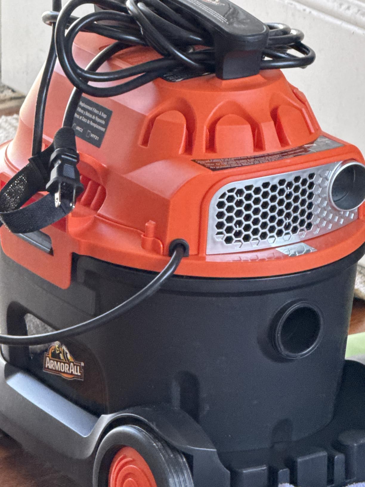 Armor All AA255W Wet/Dry Utility Vac 2.5 Gallon, 2.5-Gallon,120 Volts (AC), Orange/Black - Customer Photo 1