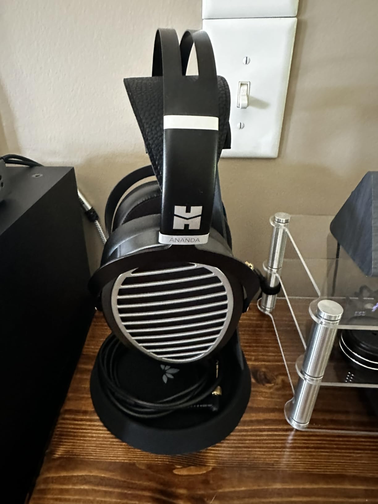 Avantree HS102 - Metal & Silicone Headphone Stand Hanger with Cable Holder, Black Desk Earphone Mount Rack, Fancy Music Studio Accessories Customer Review Avantree HS102 - Metal & Silicone Headphone Stand Hanger with Cable Holder, Black Desk Earphone Mount Rack, Fancy Music Studio Accessories - Customer Photo 1