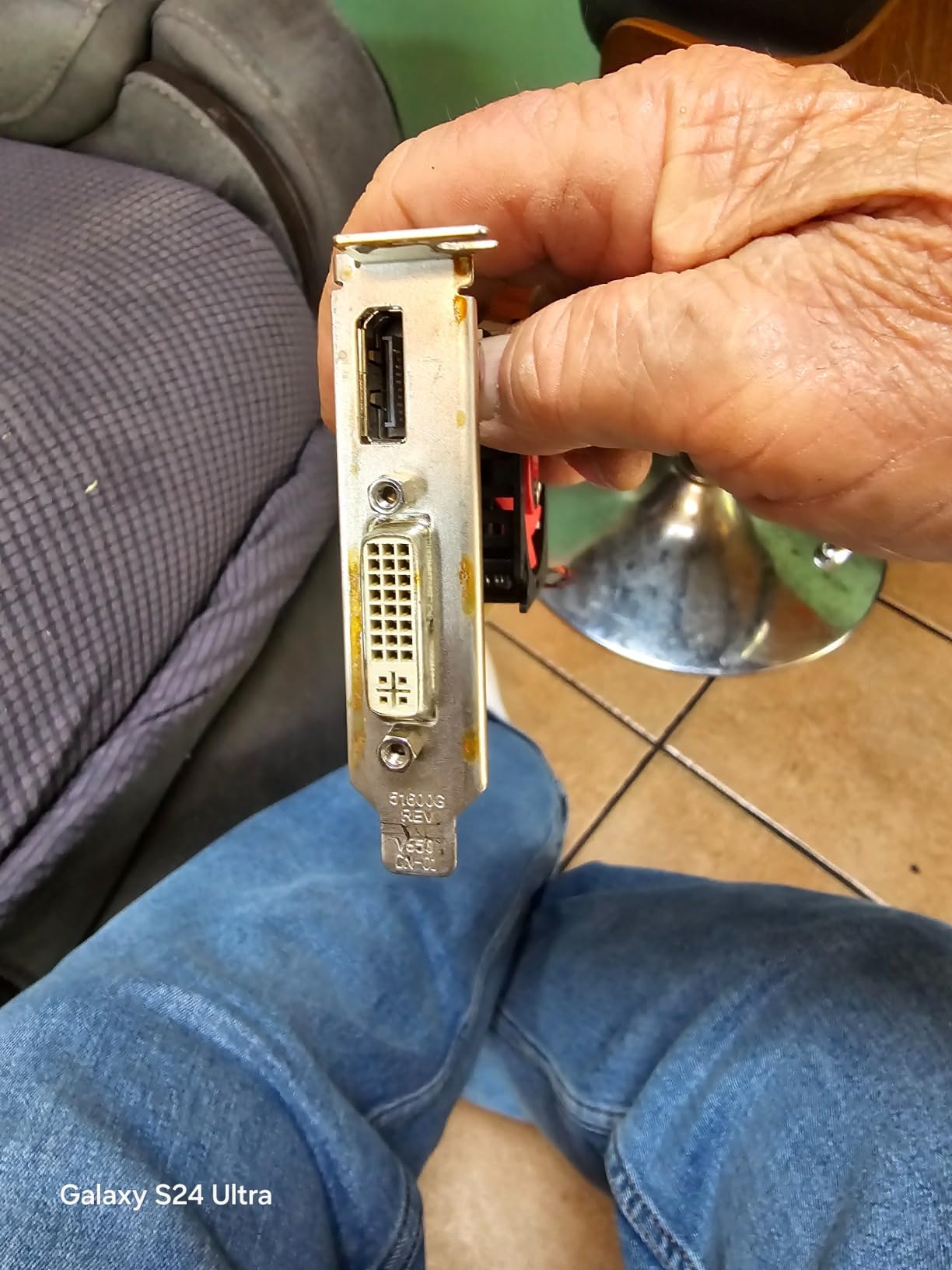 Dell 0WH7F AMD Radeon HD 6450 1GB 64-Bit DDR3 PCIe x16 Low Profile Video Card - Customer Photo 1