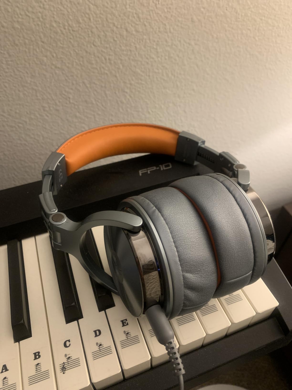 OneOdio Hi-Res Over Ear Headphones for Studio Monitoring and Mixing, Sound Isolation, Protein Leather Earcups, 50mm Driver Unit, Wired Headphones for AMP Guitar Keyboard (Pro-50 Black) - Customer Photo 1
