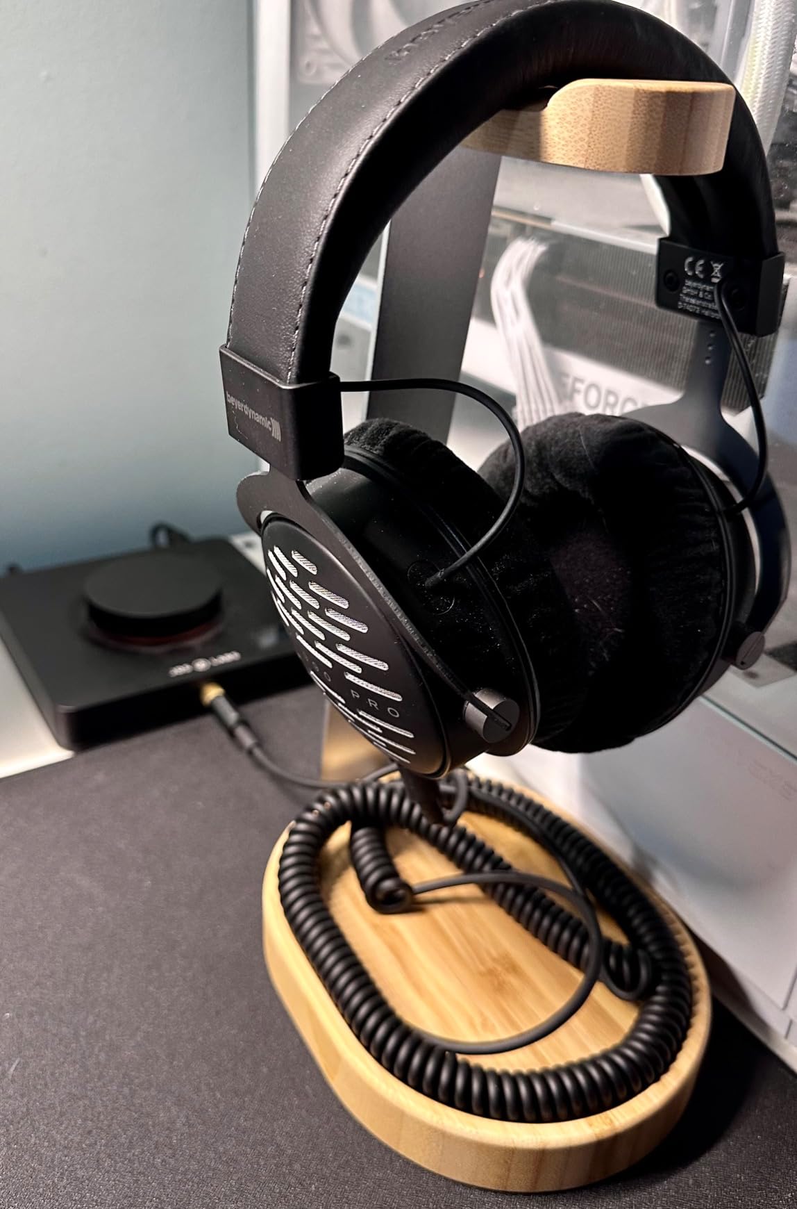 Avantree TR902 - Universal Wooden & Aluminum Headphone Stand Hanger with Cable Holder, Sturdy Desk Headset Mount Rack Customer Review Avantree TR902 - Universal Wooden & Aluminum Headphone Stand Hanger with Cable Holder, Sturdy Desk Headset Mount Rack - Customer Photo 1