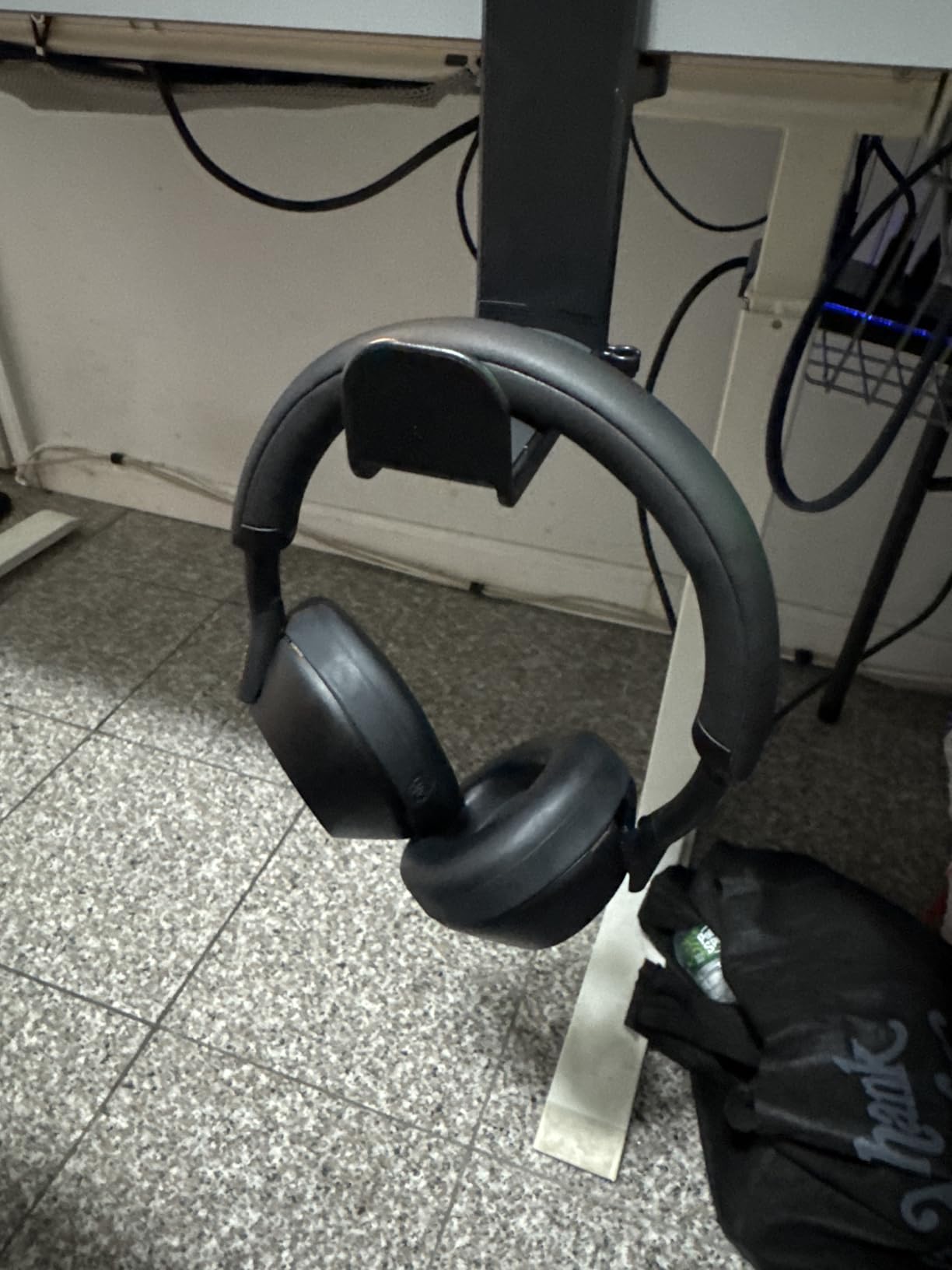 EURPMASK Rotating Headphone Stand - PC Gaming Headset Holder, Adjustable Clamp-on Under Desk Hanger With 360 Degree Swivel & Cable Clip Organizer - Black Customer Review EURPMASK Rotating Headphone Stand - PC Gaming Headset Holder, Adjustable Clamp-on Under Desk Hanger With 360 Degree Swivel & Cable Clip Organizer - Black - Customer Photo 1