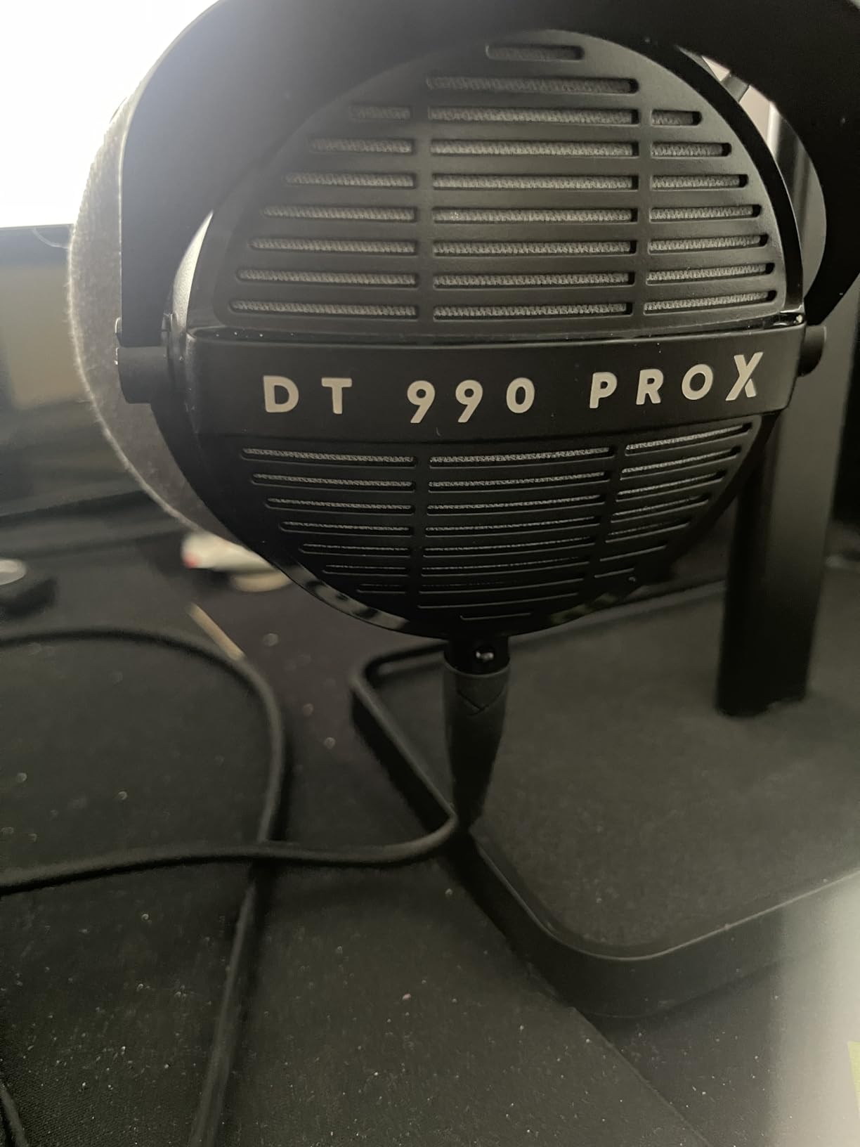 Avantree Neetto HS908 - Dual Headphones Stand for Desk, Aluminum Alloy & Metal Gaming Headsets Holder Hanger Customer Review Avantree Neetto HS908 - Dual Headphones Stand for Desk, Aluminum Alloy & Metal Gaming Headsets Holder Hanger - Customer Photo 1