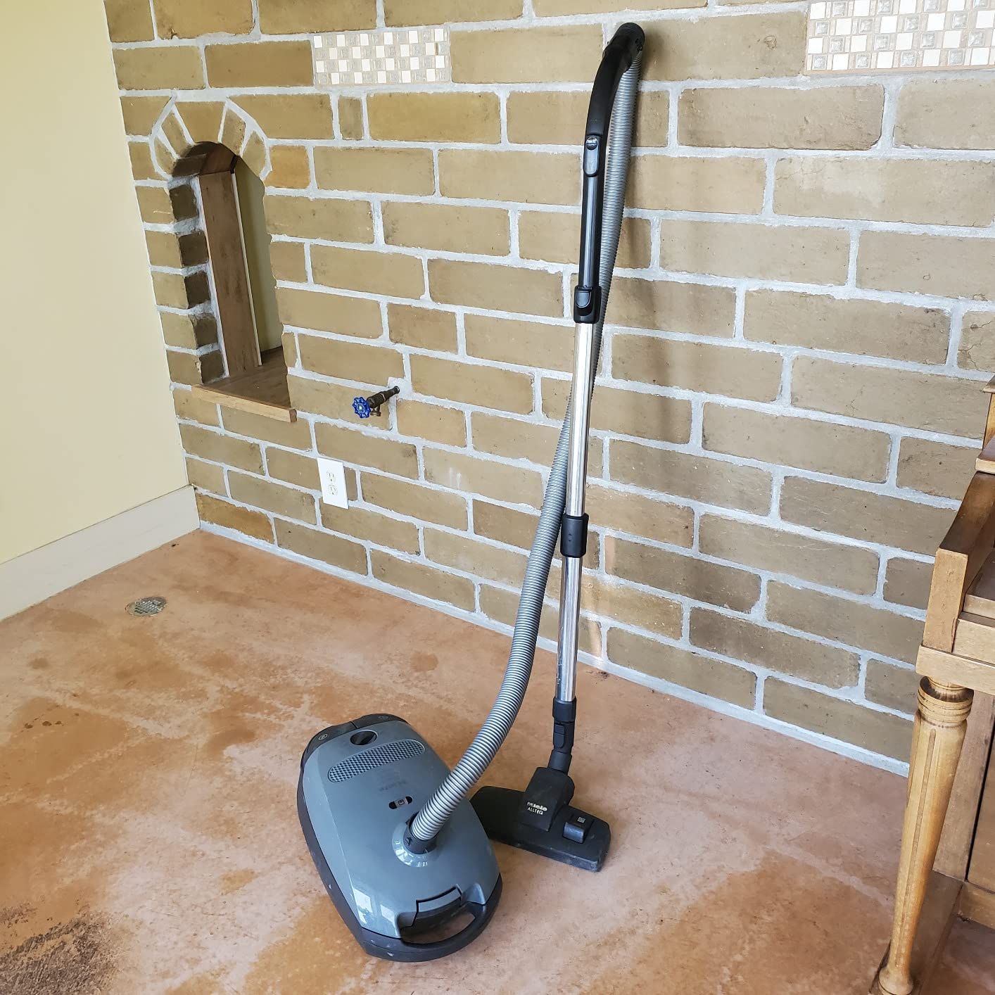 Miele Classic C1 Pure Suction Bagged Canister Vacuum, Graphite Grey - Portable, Household Customer Review Miele Classic C1 Pure Suction Bagged Canister Vacuum, Graphite Grey - Portable, Household - Customer Photo 2