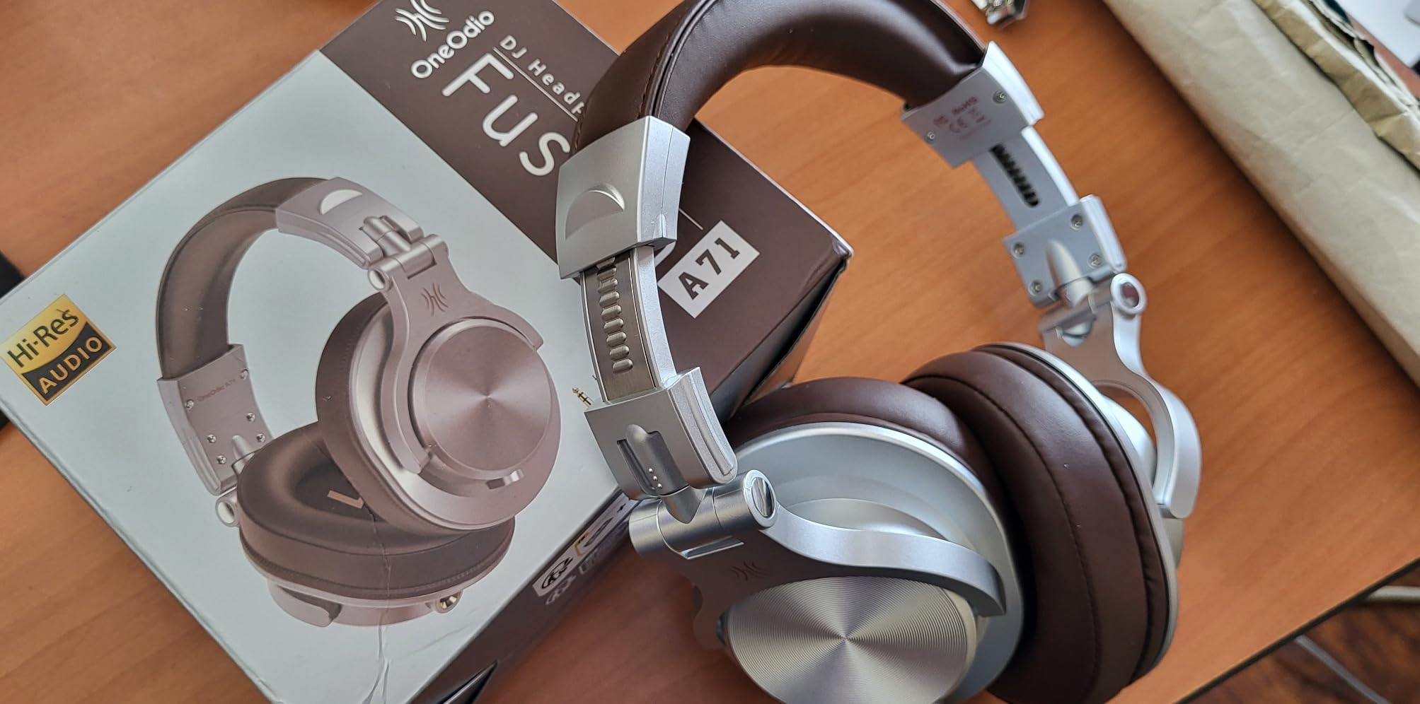 OneOdio A71 Hi-Res Studio Recording Headphones - Wired Over Ear Headphones with SharePort, Monitoring Mixing Foldable Headset with Stereo Sound, 3.5/6.35MM Jack for PC Computer DJ Guitar-Red Customer Review OneOdio A71 Hi-Res Studio Recording Headphones - Wired Over Ear Headphones with SharePort, Monitoring Mixing Foldable Headset with Stereo Sound, 3.5/6.35MM Jack for PC Computer DJ Guitar-Red - Customer Photo 3