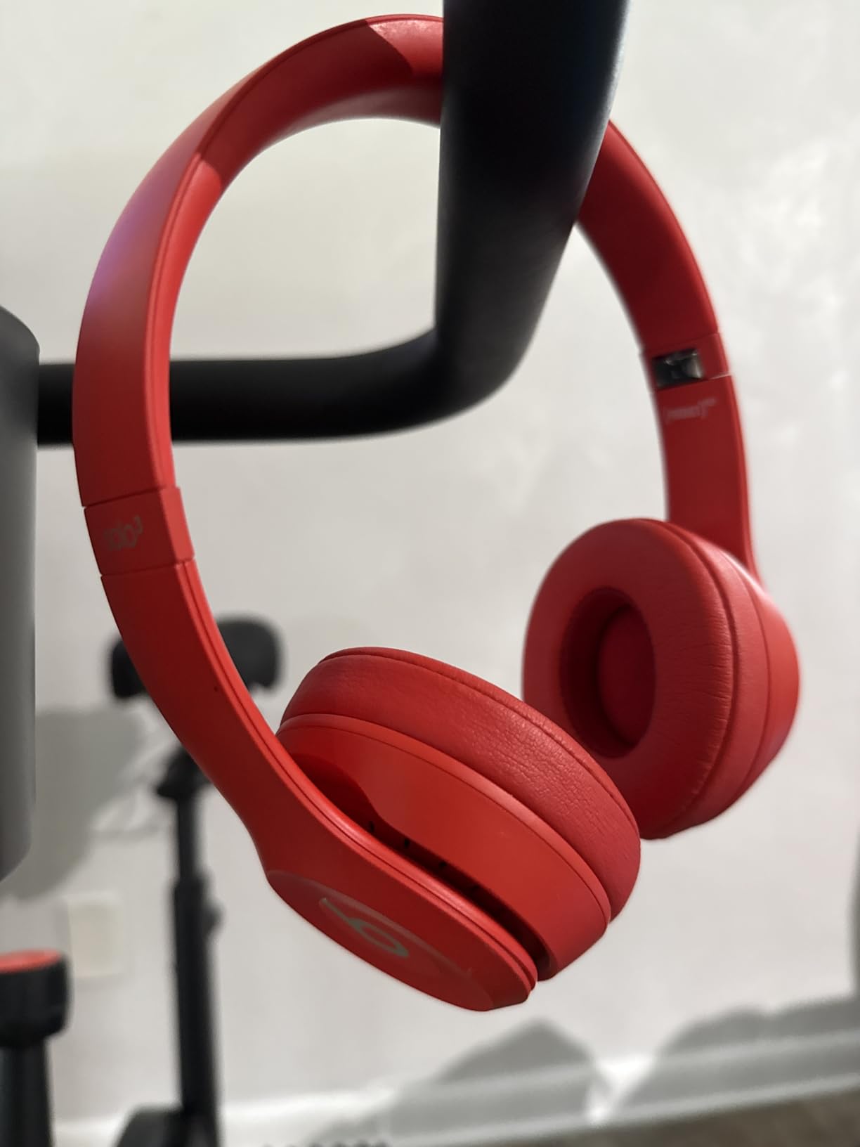 Beats Solo3 Wireless On-Ear Headphones - Apple W1 Headphone Chip, Class 1 Bluetooth, 40 Hours of Listening Time, Built-in Microphone - Red - Customer Photo 1