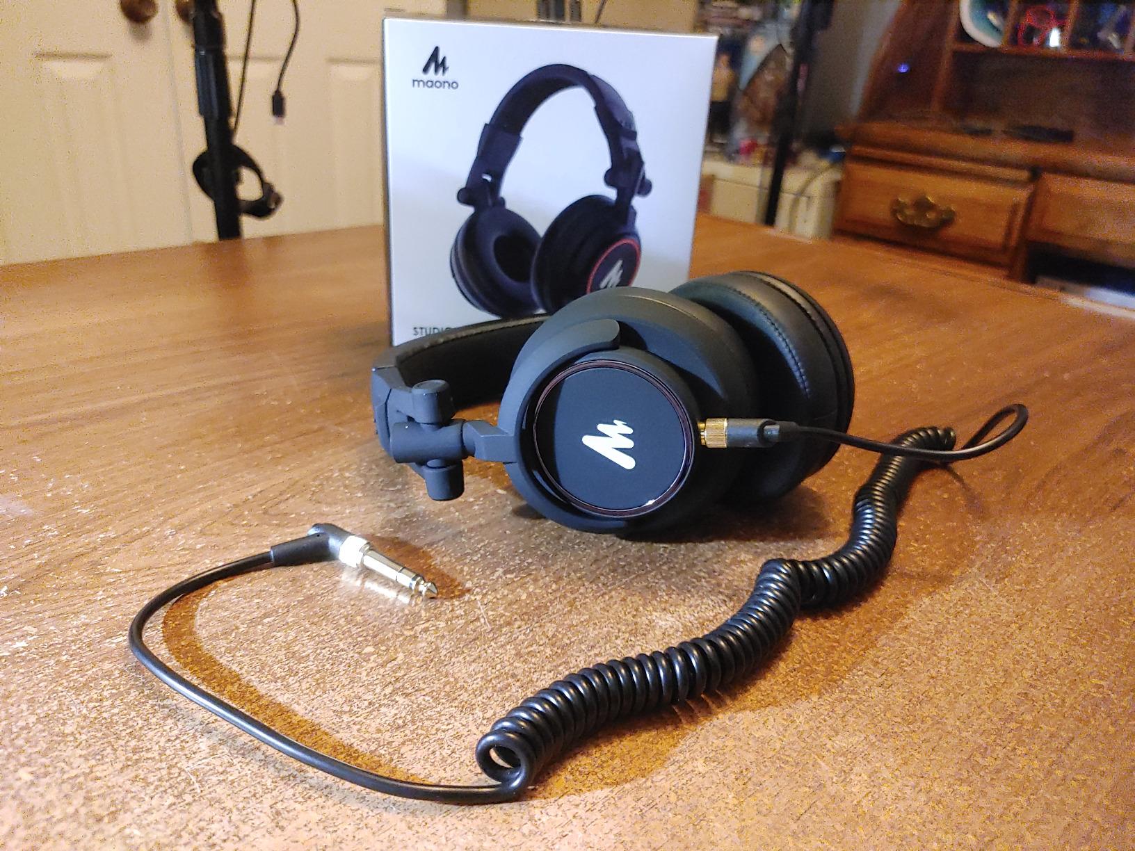 MAONO MH601 Professional Studio Monitor Headphones, Wired Closed Back Over Ear DJ Headset with 50mm Drivers and 1/4 inch to 3.5mm Jack for Guitar Amp Recording Mixing Piano Music Production Podcast - Customer Photo 1