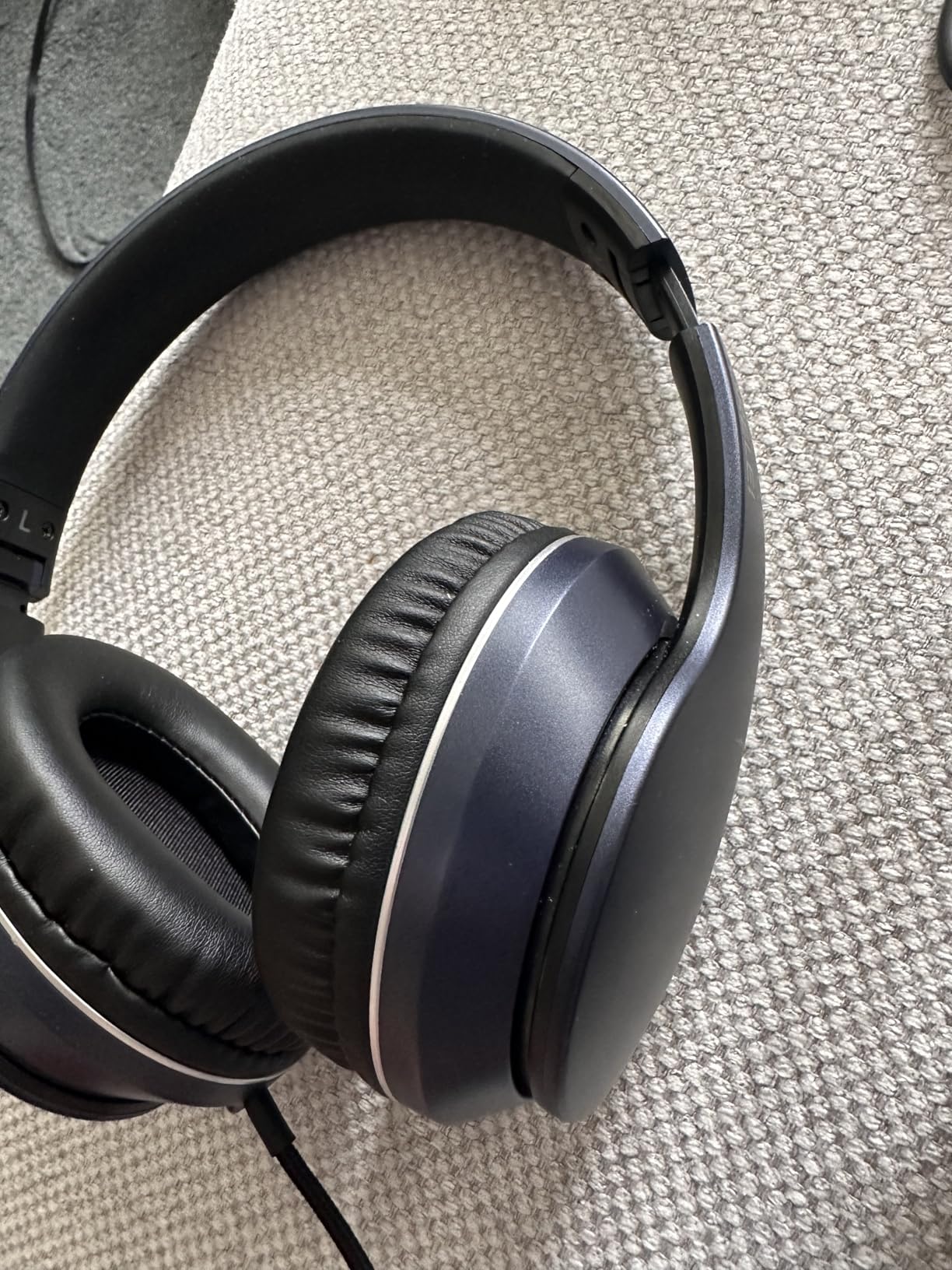 LORELEI X6 Over-Ear Headphones With Microphone, Lightweight Foldable & Portable Stereo Bass With 1.45M No-Tangle, Wired for Smartphone Tablet MP3/4 Customer Review LORELEI X6 Over-Ear Headphones With Microphone, Lightweight Foldable & Portable Stereo Bass With 1.45M No-Tangle, Wired for Smartphone Tablet MP3/4 - Customer Photo 1