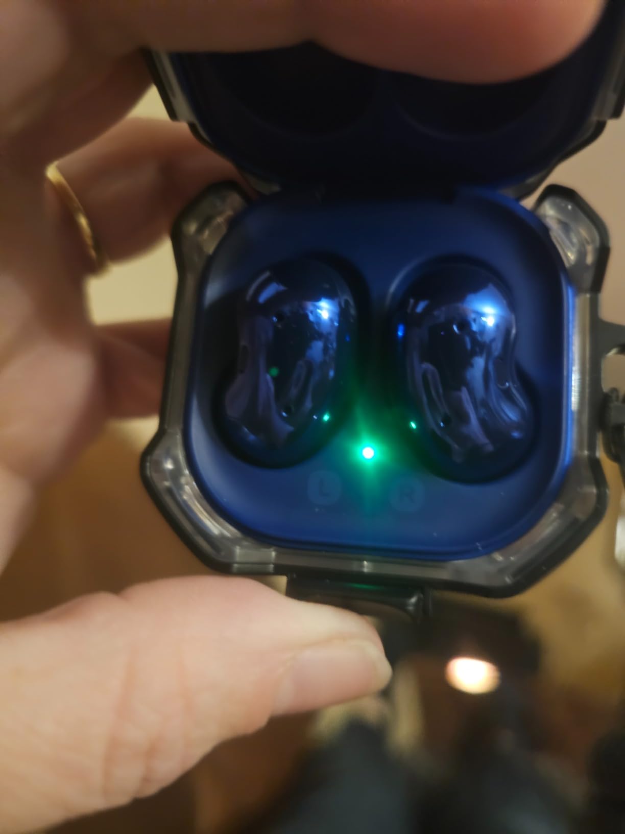 Samsung Galaxy Buds Live, Wireless Earbuds w/Active Noise Cancelling, Mystic Black, International Version Customer Review Samsung Galaxy Buds Live, Wireless Earbuds w/Active Noise Cancelling, Mystic Black, International Version - Customer Photo 1