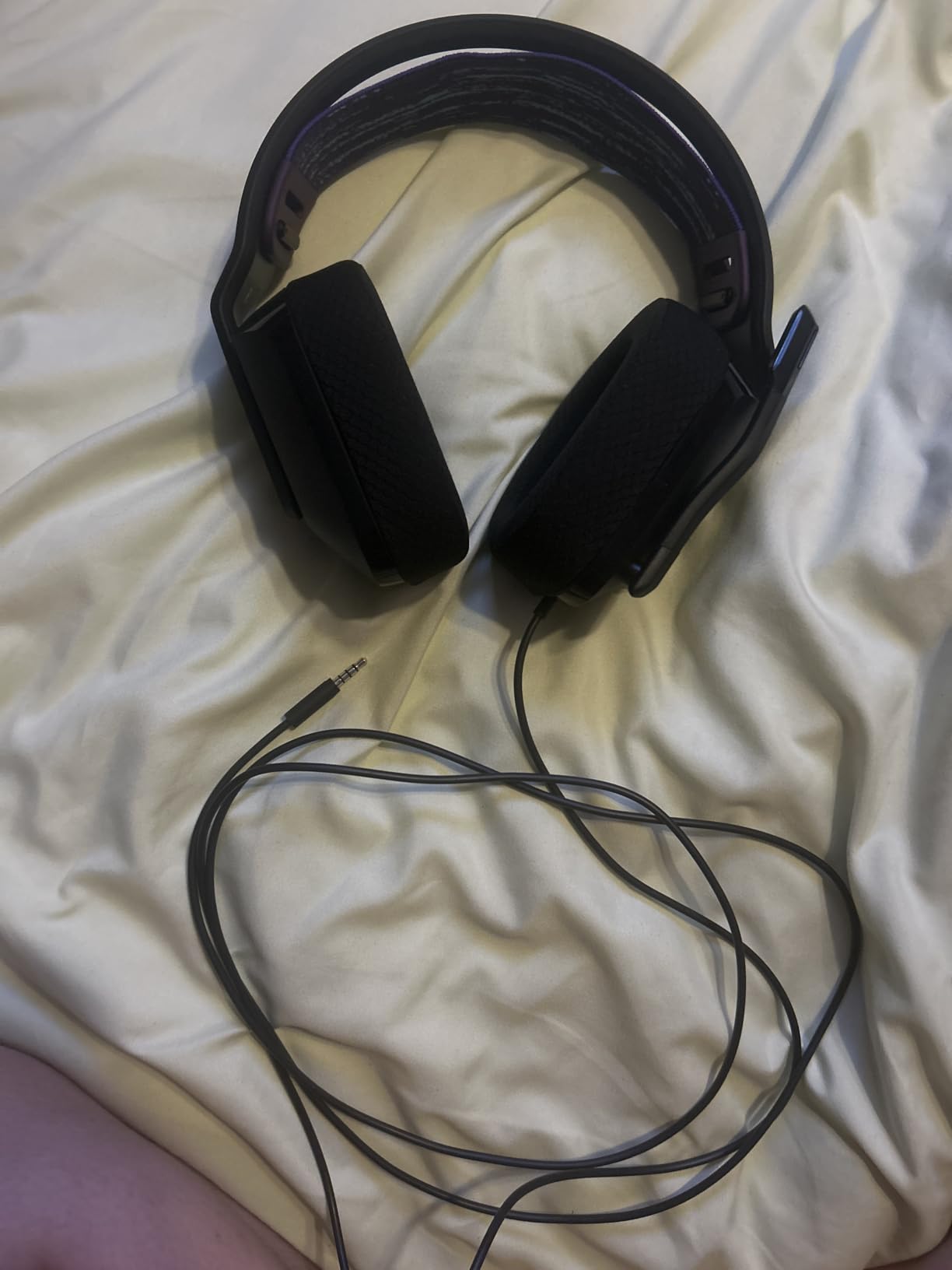 Logitech G535 LIGHTSPEED Wireless Gaming Headset - Lightweight on-ear headphones, flip to mute mic, stereo, USB rechargeable - Black Customer Review Logitech G535 LIGHTSPEED Wireless Gaming Headset - Lightweight on-ear headphones, flip to mute mic, stereo, USB rechargeable - Black - Customer Photo 1