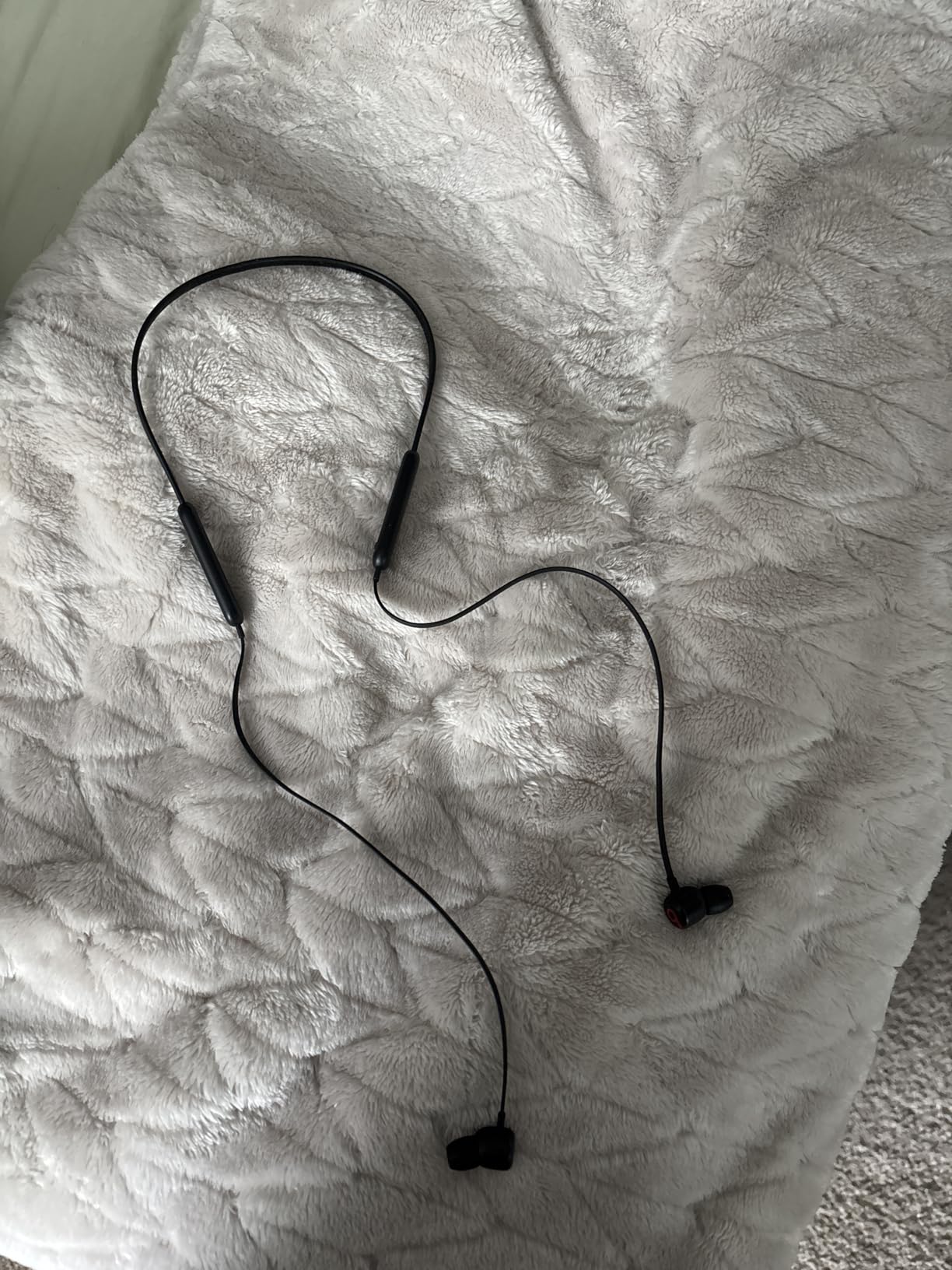 Beats Flex Wireless Earbuds - Apple W1 Headphone Chip, Magnetic Earphones, Class 1 Bluetooth, 12 Hours of Listening Time, Built-in Microphone - Black - Customer Photo 1