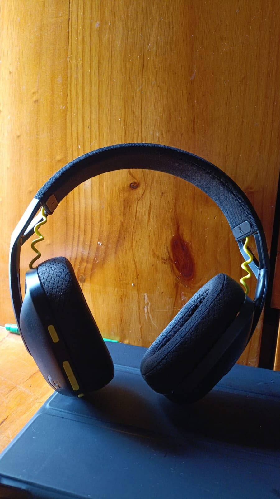 Logitech G435 LIGHTSPEED and Bluetooth Wireless Gaming Headset - Lightweight over-ear headphones - Customer Photo 1