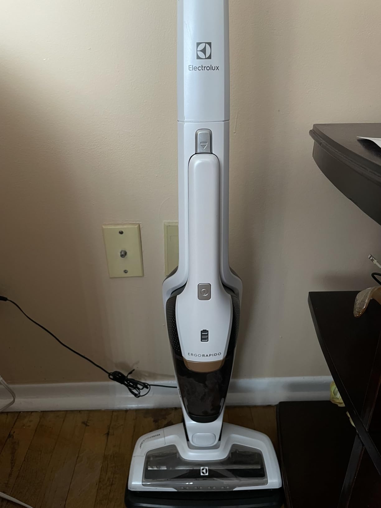 Electrolux Ergorapido Pet Cordless 2-in-1 Vacuum Cleaner with Motorized Pet Nozzle for Easy Pet Hair Removal, 48-Minute Run Time, 2 Power Modes, Chili Red - Customer Photo 1