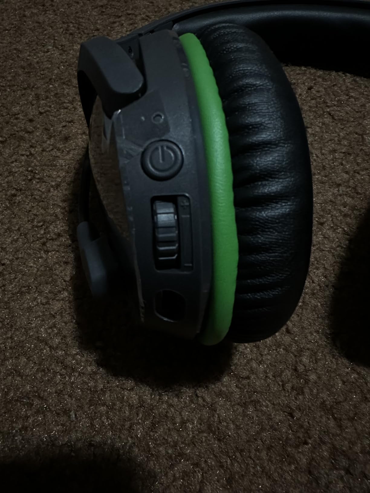 HyperX CloudX Stinger Core – Wireless Gaming Headset, for Xbox Series X|S and Xbox One, Memory foam & Premium Leatherette Ear Cushions, Noise-Cancelling,Black Customer Review HyperX CloudX Stinger Core – Wireless Gaming Headset, for Xbox Series X|S and Xbox One, Memory foam & Premium Leatherette Ear Cushions, Noise-Cancelling,Black - Customer Photo 1