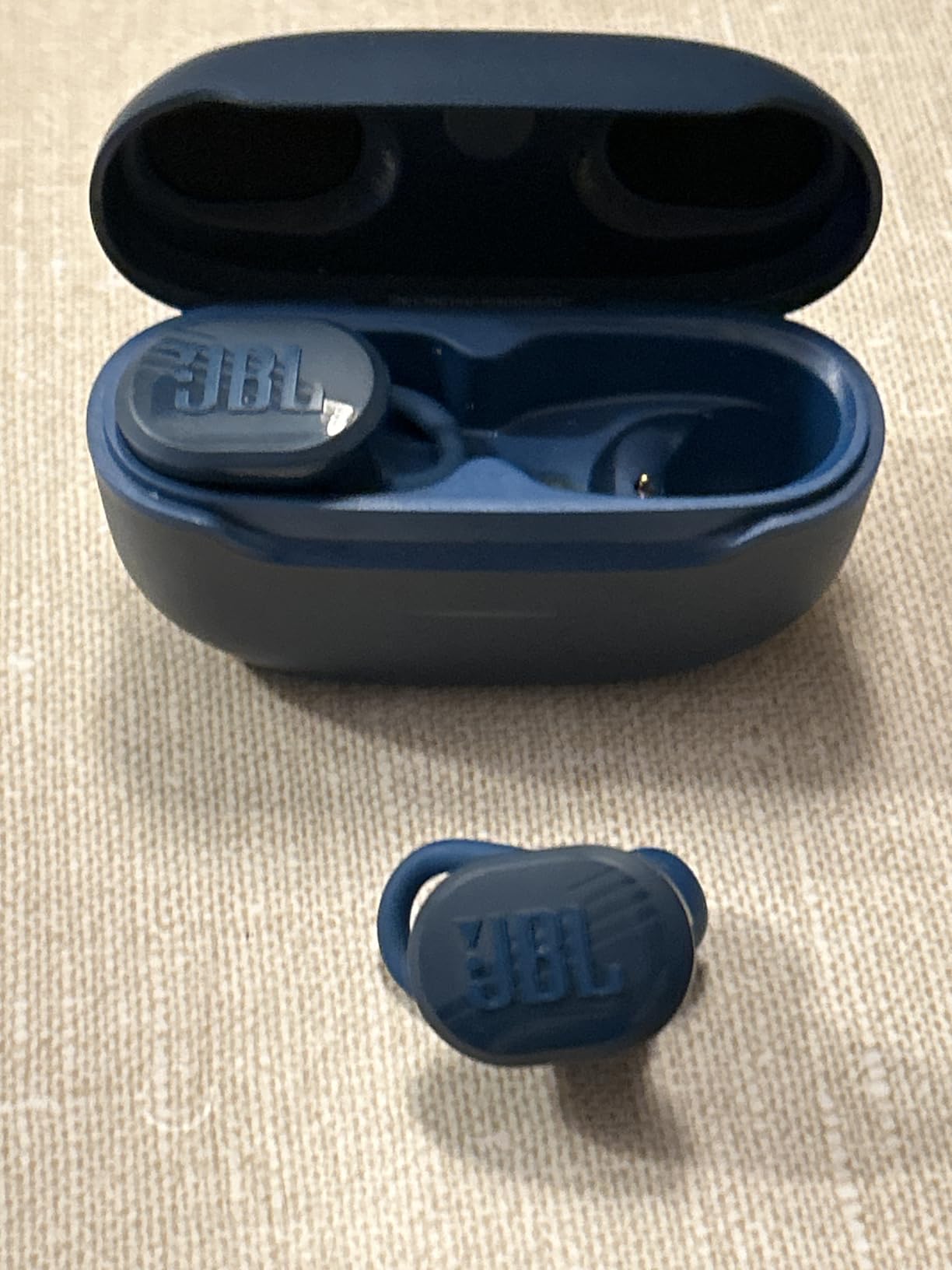 JBL Endurance Race TWS - Waterproof true wireless active sport earbuds, JBL Pure Bass Sound, Up to 30 hours of battery life, IP67 Waterproof and Dustproof, Ambient Aware & TalkThru (Blue) Customer Review JBL Endurance Race TWS - Waterproof true wireless active sport earbuds, JBL Pure Bass Sound, Up to 30 hours of battery life, IP67 Waterproof and Dustproof, Ambient Aware & TalkThru (Blue) - Customer Photo 1