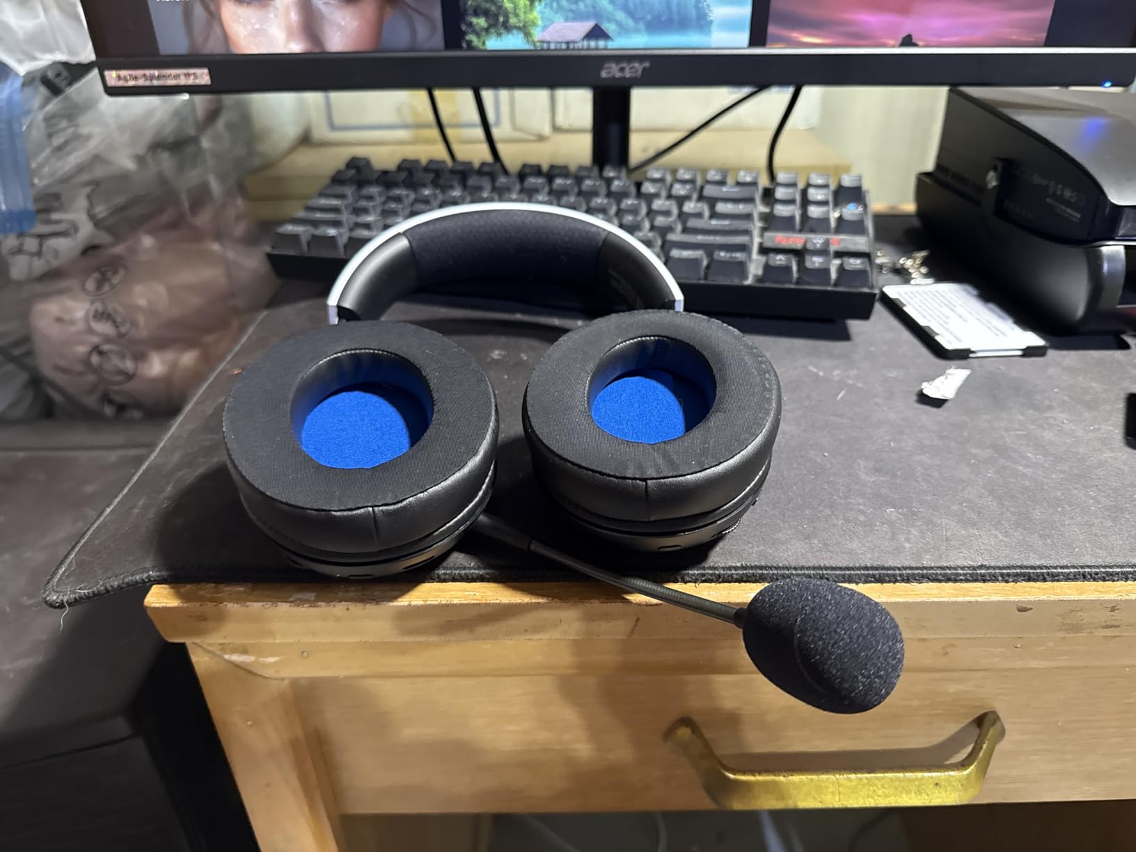Razer Kaira Pro Dual Wireless Gaming Headset w/Haptics for PlayStation 5 / PS5, PC, Mobile, PS4: HyperSense - Triforce 50mm Drivers - Detachable Mic - 2.4GHz and Bluetooth w/SmartSwitch - RGB Chroma Customer Review Razer Kaira Pro Dual Wireless Gaming Headset w/Haptics for PlayStation 5 / PS5, PC, Mobile, PS4: HyperSense - Triforce 50mm Drivers - Detachable Mic - 2.4GHz and Bluetooth w/SmartSwitch - RGB Chroma - Customer Photo 2