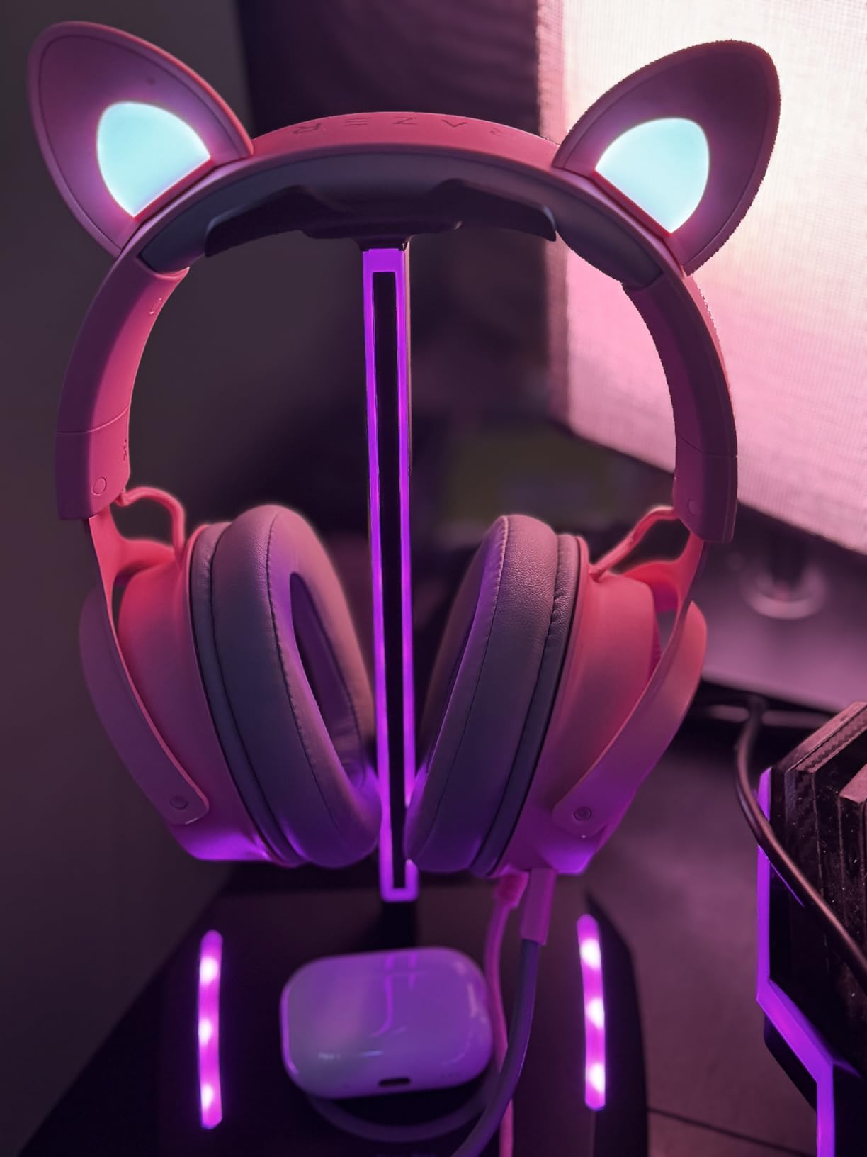New bee RGB Headphone Stand with 1 USB-C Charging Port and 1 USB Charging Port, Desk Gaming Headset Stand with 7 Light Modes for All Earphone Accessories (Black) Customer Review New bee RGB Headphone Stand with 1 USB-C Charging Port and 1 USB Charging Port, Desk Gaming Headset Stand with 7 Light Modes for All Earphone Accessories (Black) - Customer Photo 1