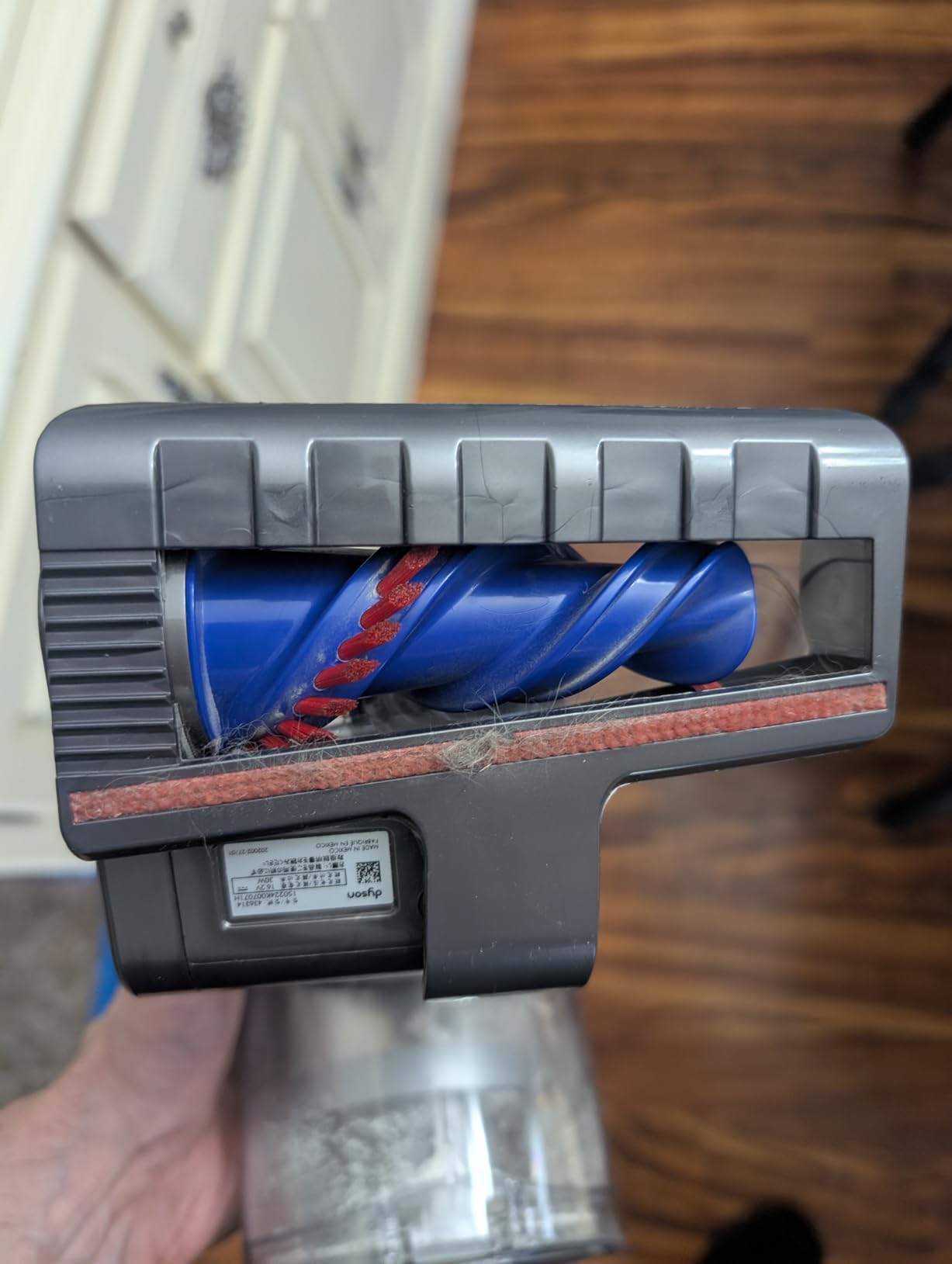 Dyson V8 Cordless Vacuum, Cleans Hard Floors and Carpets, Detangles, Converts to Handheld, 115AW, 2 Power Modes, Up to 40 Minutes customer photo 2