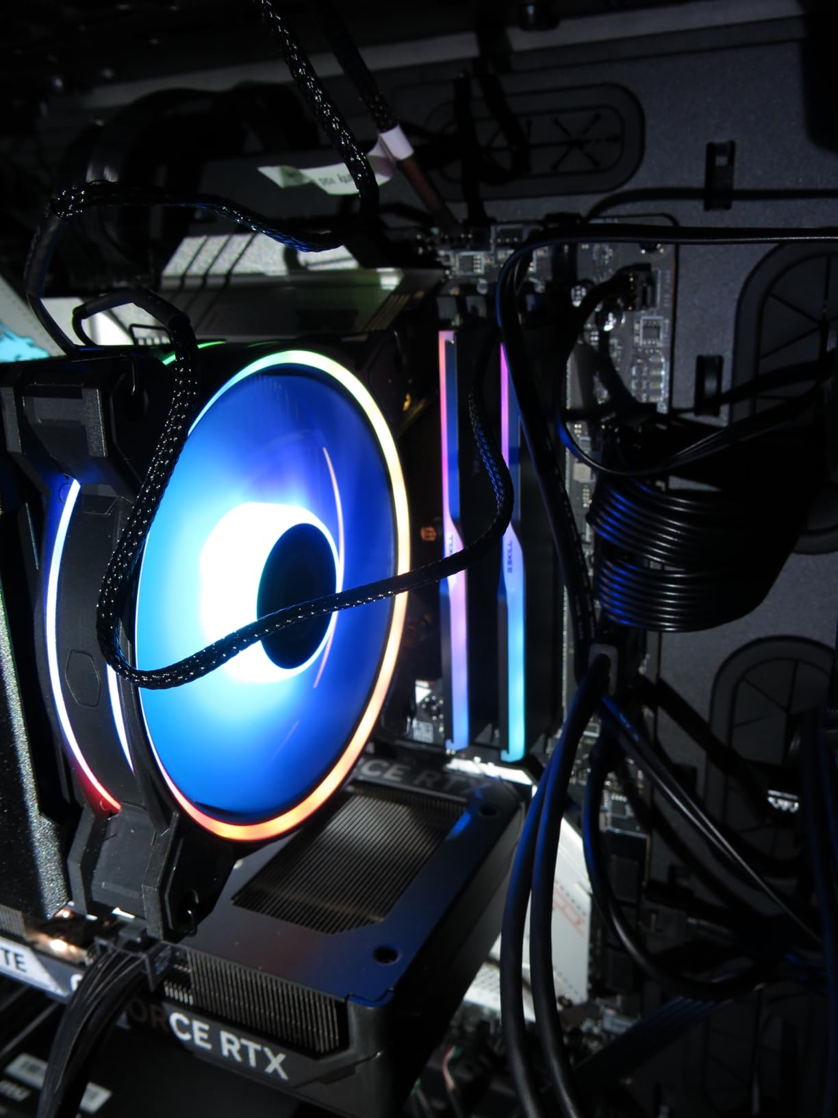 Cooler Master Hyper 212 Halo Black CPU Air Cooler, 120 Halo² PWM Fan, Dual Loop ARGB, Aluminum Top Cover, 4 Copper Heat Pipes, 154mm Tall, AMD Ryzen AM5|AM4, Intel LGA 1851|1700|1200 Brackets - Customer Photo 2