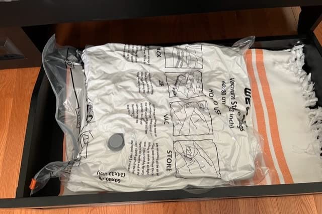 Wevac Combo Vacuum Storage Bag (3 Jumbo, 3 Large, 3 Medium, 3 Small),Space Saver with Premium Electric Pump,Double Zip Seal,Special-Grip Clip,Ideal for Clothes, Blanket Compression and Travelling Customer Review Wevac Combo Vacuum Storage Bag (3 Jumbo, 3 Large, 3 Medium, 3 Small),Space Saver with Premium Electric Pump,Double Zip Seal,Special-Grip Clip,Ideal for Clothes, Blanket Compression and Travelling - Customer Photo 1