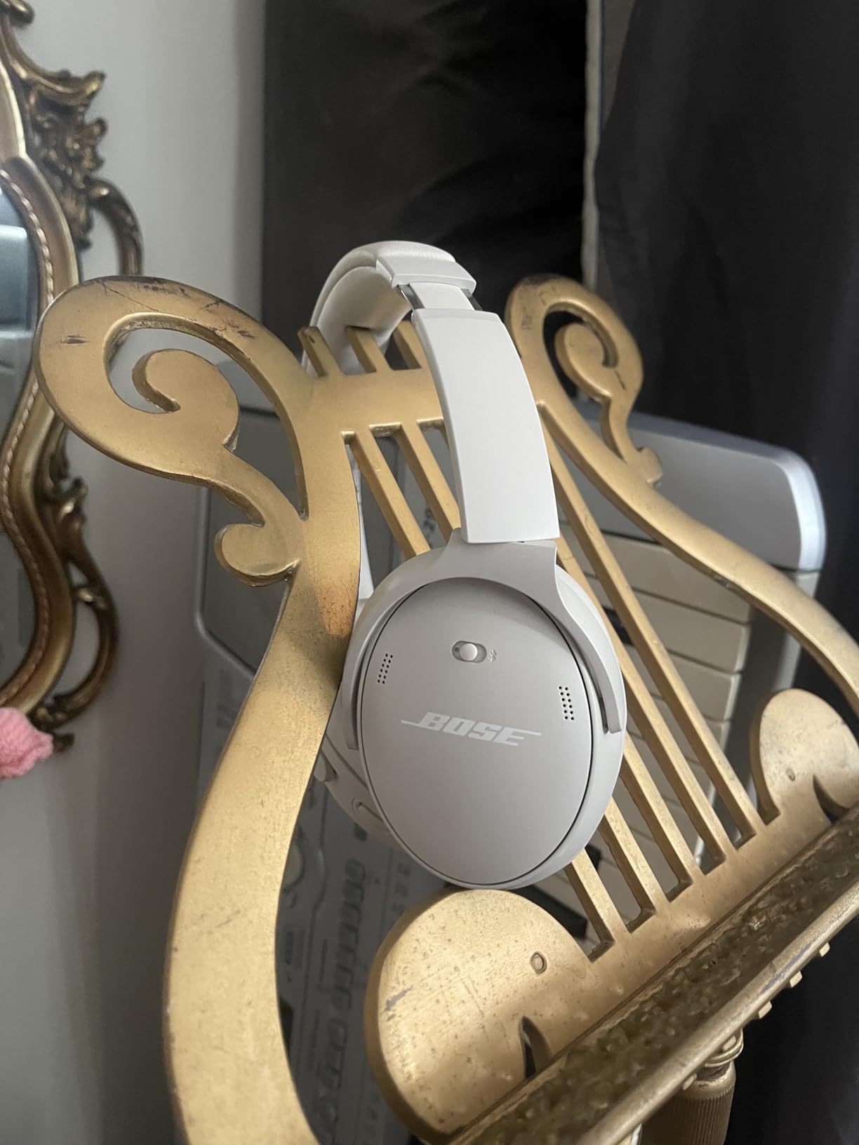 Bose QuietComfort Bluetooth Headphones, Wireless Headphones with Active Over Ear Noise Cancelling and Mic, Deep Bass, Up to 24 Hours of Playtime, White Smoke Customer Review Bose QuietComfort Bluetooth Headphones, Wireless Headphones with Active Over Ear Noise Cancelling and Mic, Deep Bass, Up to 24 Hours of Playtime, White Smoke - Customer Photo 2