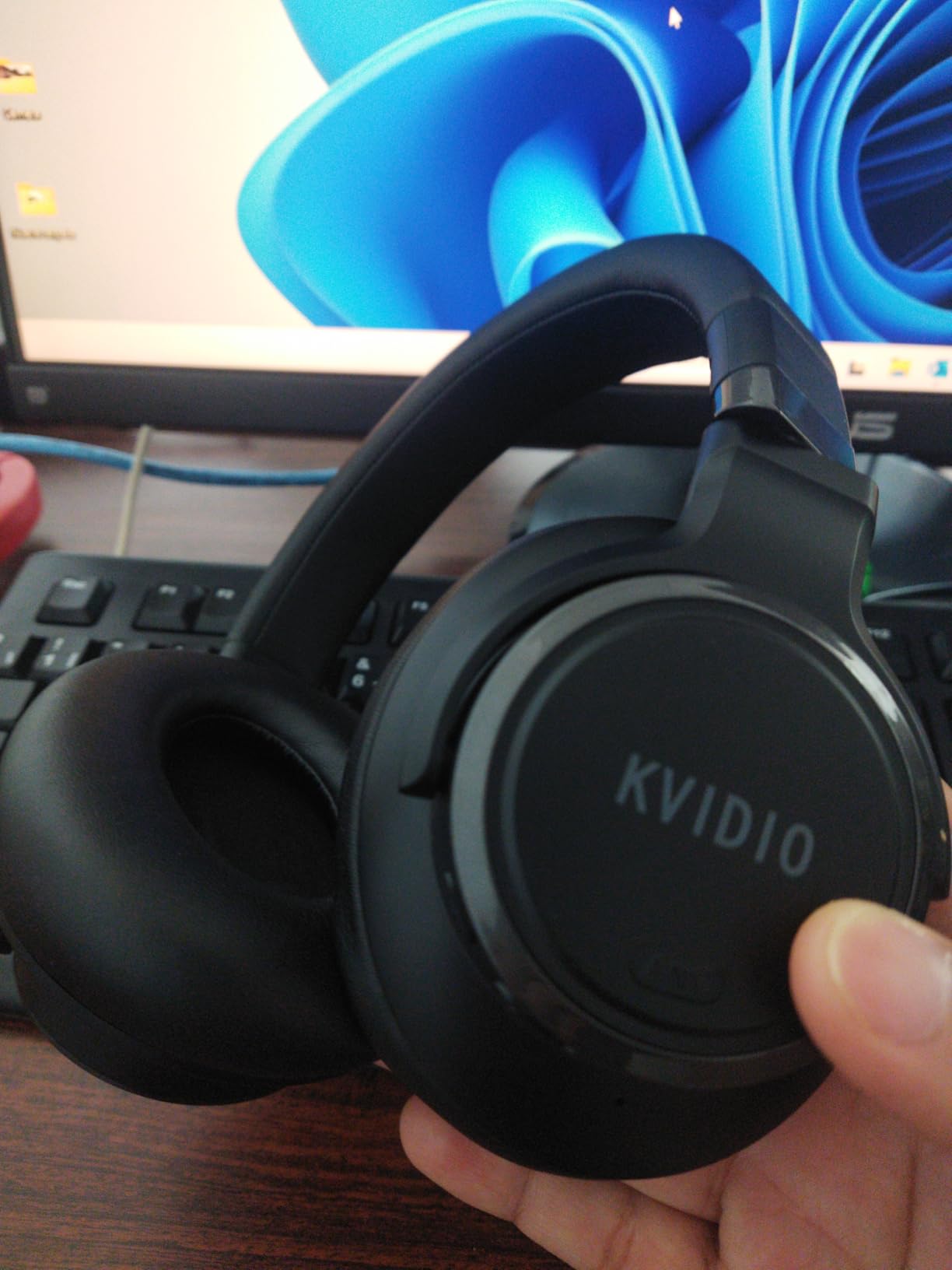 KVIDIO Active Noise Cancelling Headphones, 70 Hours Playtime Bluetooth Headphones Wireless with Microphone, Transparency Mode, Deep Bass and Hi-Fi Stereo Sound Over Ear for Travel Office Customer Review KVIDIO Active Noise Cancelling Headphones, 70 Hours Playtime Bluetooth Headphones Wireless with Microphone, Transparency Mode, Deep Bass and Hi-Fi Stereo Sound Over Ear for Travel Office - Customer Photo 2