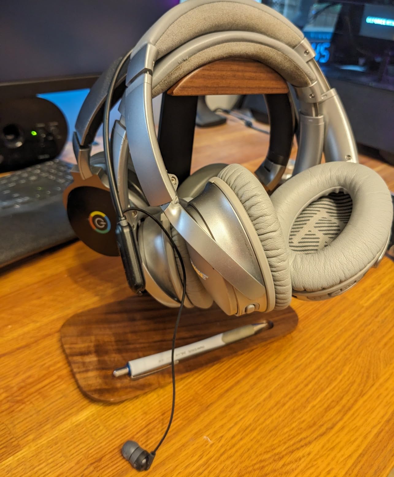 UPERGO Walnut Headphone Stand, Wood Headset Stand for Desk, Universal Headphone Holder with Storage Base for Gaming, Airpod max, Bose,Razer Customer Review UPERGO Walnut Headphone Stand, Wood Headset Stand for Desk, Universal Headphone Holder with Storage Base for Gaming, Airpod max, Bose,Razer - Customer Photo 1