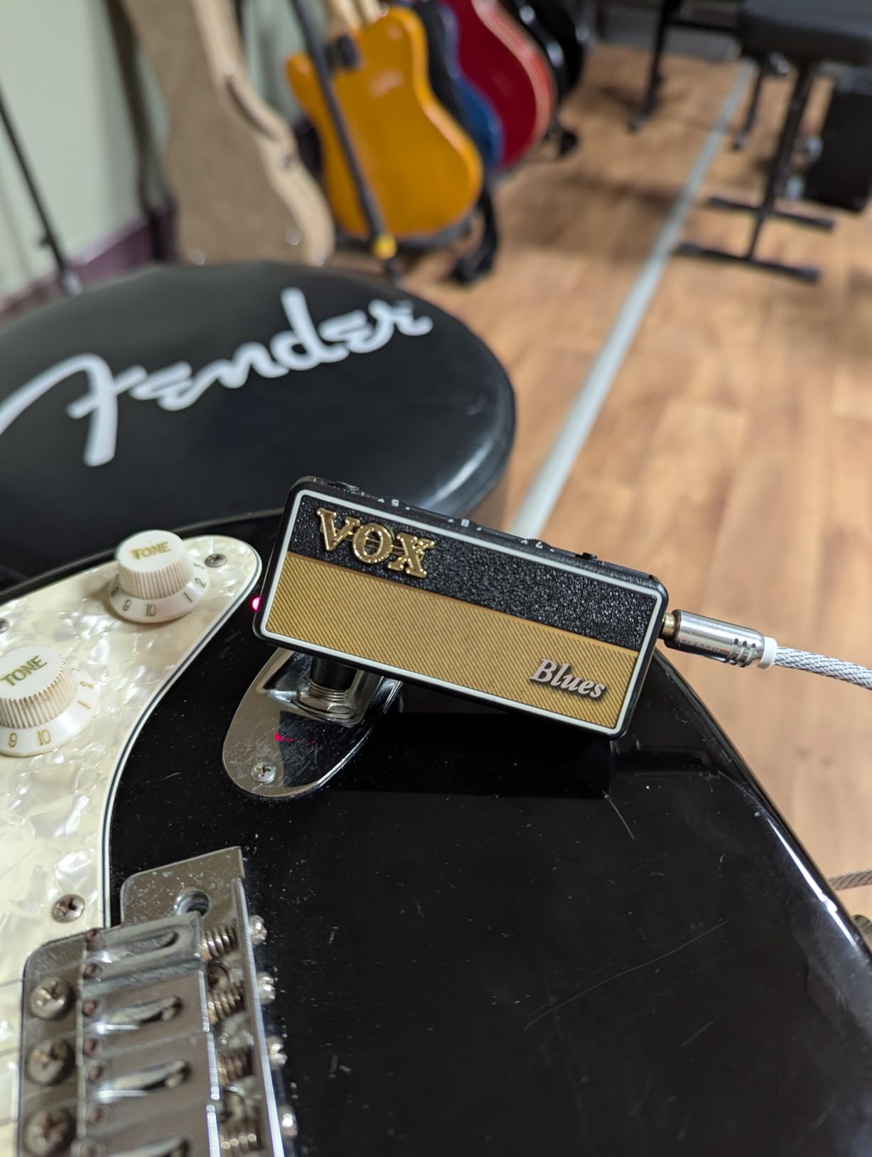 Vox amPlug 3 Plug-In Headphone Amplifier with Built-In Stereo Effects and Volume Control (Bass) Customer Review Vox amPlug 3 Plug-In Headphone Amplifier with Built-In Stereo Effects and Volume Control (Bass) - Customer Photo 1