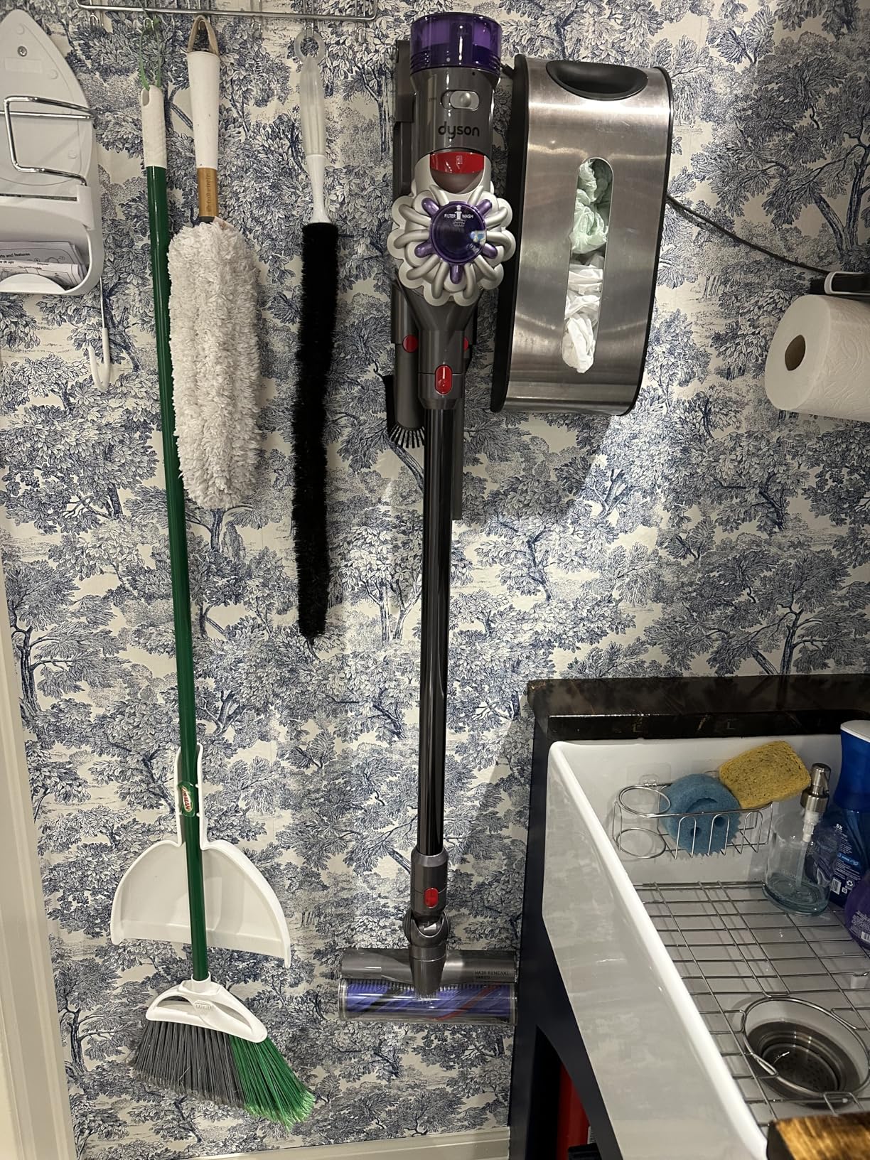 Dyson V8 Plus Cordless Vacuum, Cleans Hard Floors and Carpets, Detangles, Converts to Handheld, 115AW, 2 Power Modes, Up to 40 Minutes¹ Customer Review Dyson V8 Plus Cordless Vacuum, Cleans Hard Floors and Carpets, Detangles, Converts to Handheld, 115AW, 2 Power Modes, Up to 40 Minutes¹ - Customer Photo 1