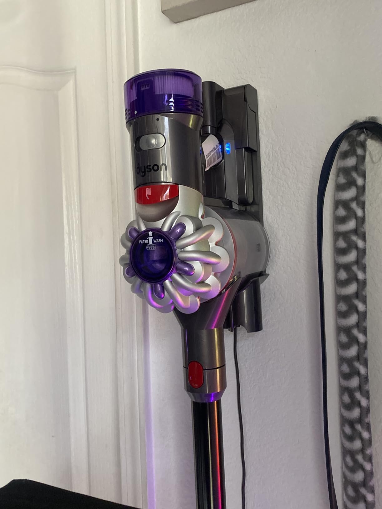 Dyson V8 Plus Cordless Vacuum, Cleans Hard Floors and Carpets, Detangles, Converts to Handheld, 115AW, 2 Power Modes, Up to 40 Minutes customer photo 2