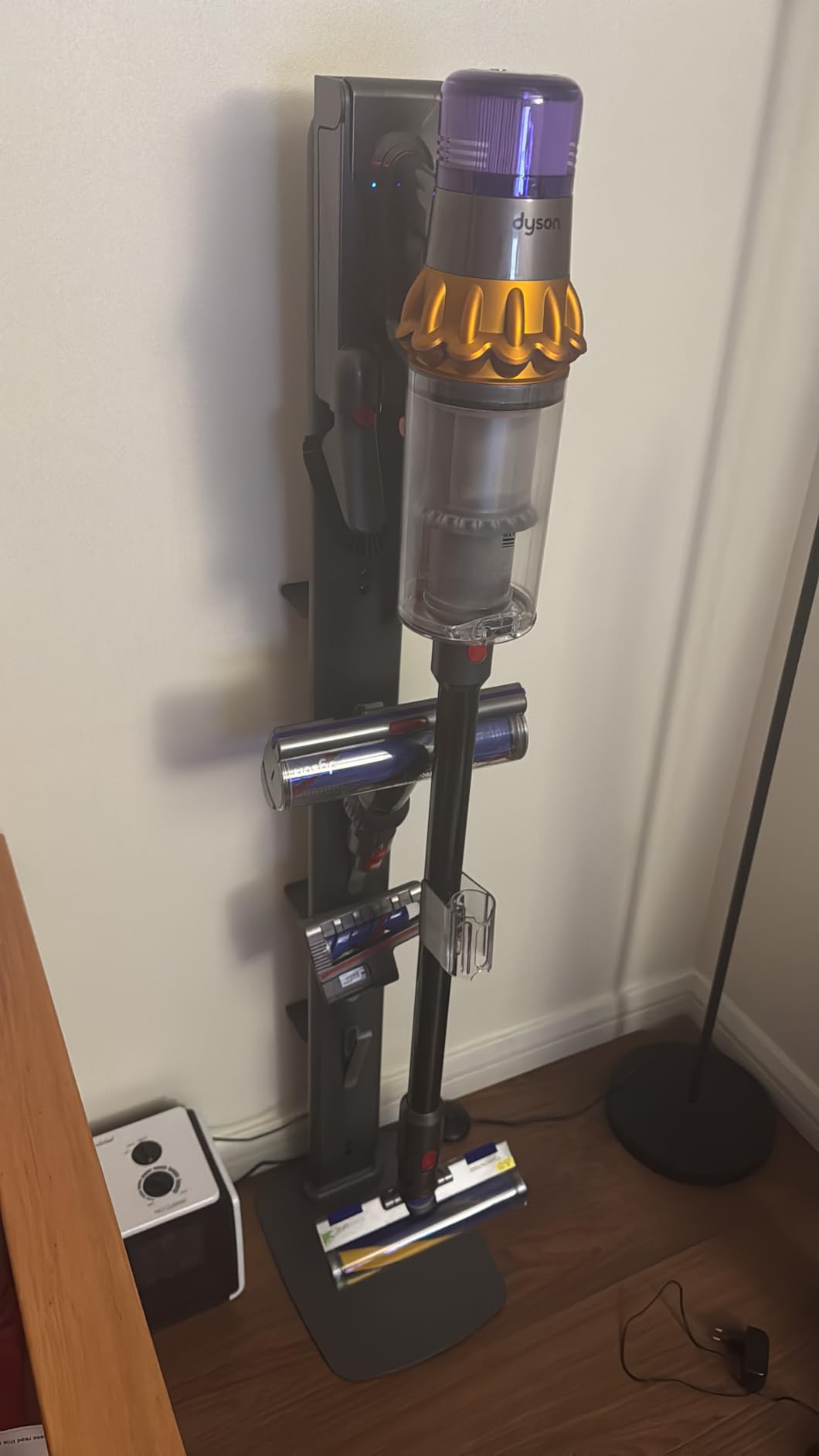 Dyson V15 Detect Plus Cordless Vacuum, Illumination Reveals dust, 240AW, 3 Power Modes, Up to 60 Minutes,² Deep Cleans Hard Floors and Carpets, Detangles pet Hair, Converts to Handheld - Customer Photo 1