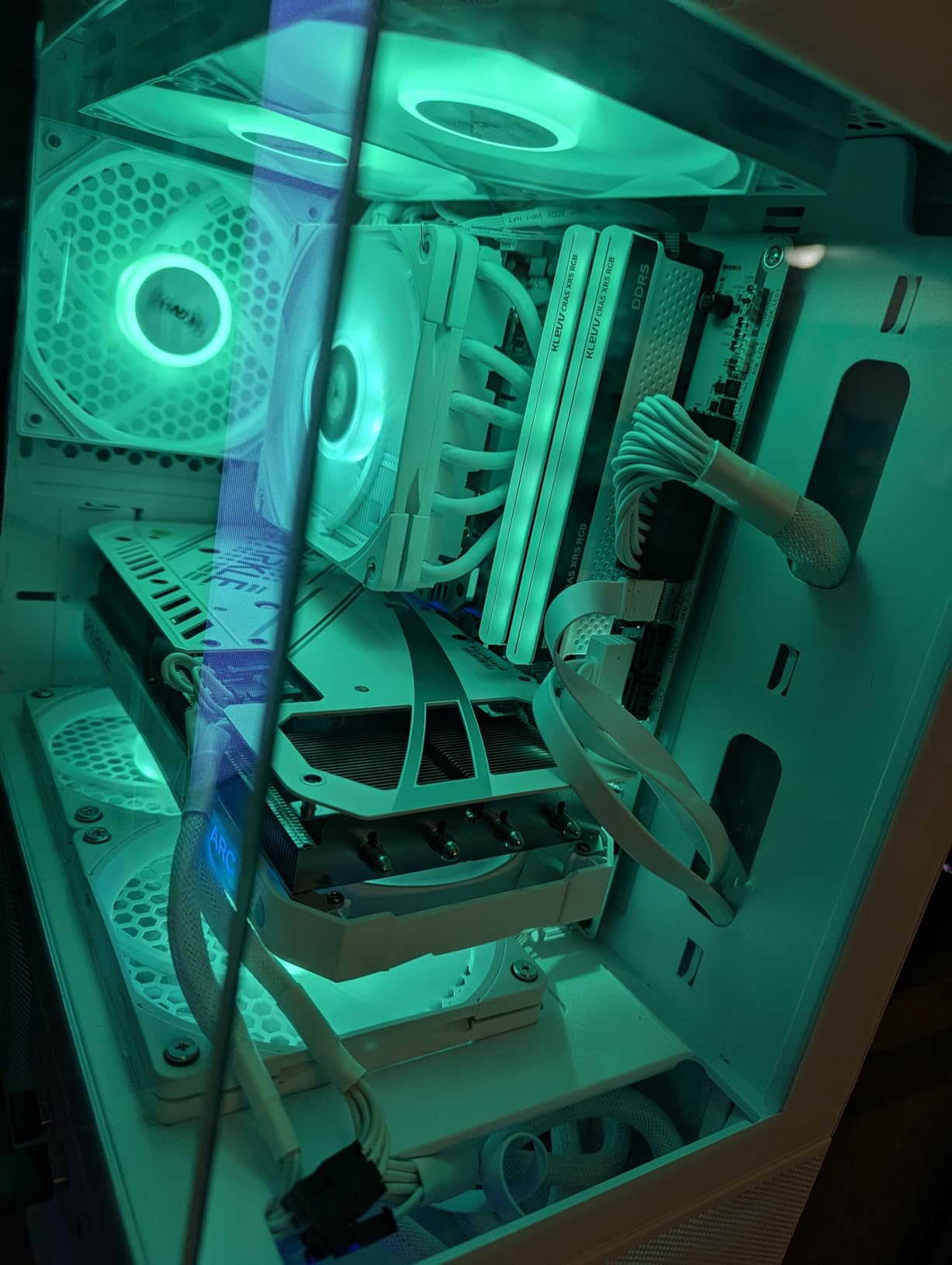 Sparkle Intel Arc A770 ROC Luna OC Edition, 16GB GDDR6, 2X DBB 100mm Fan, 2.5-Slot, Metal Backplate, Luna White Edition, SA770RW-16GOC Customer Review Sparkle Intel Arc A770 ROC Luna OC Edition, 16GB GDDR6, 2X DBB 100mm Fan, 2.5-Slot, Metal Backplate, Luna White Edition, SA770RW-16GOC - Customer Photo 2