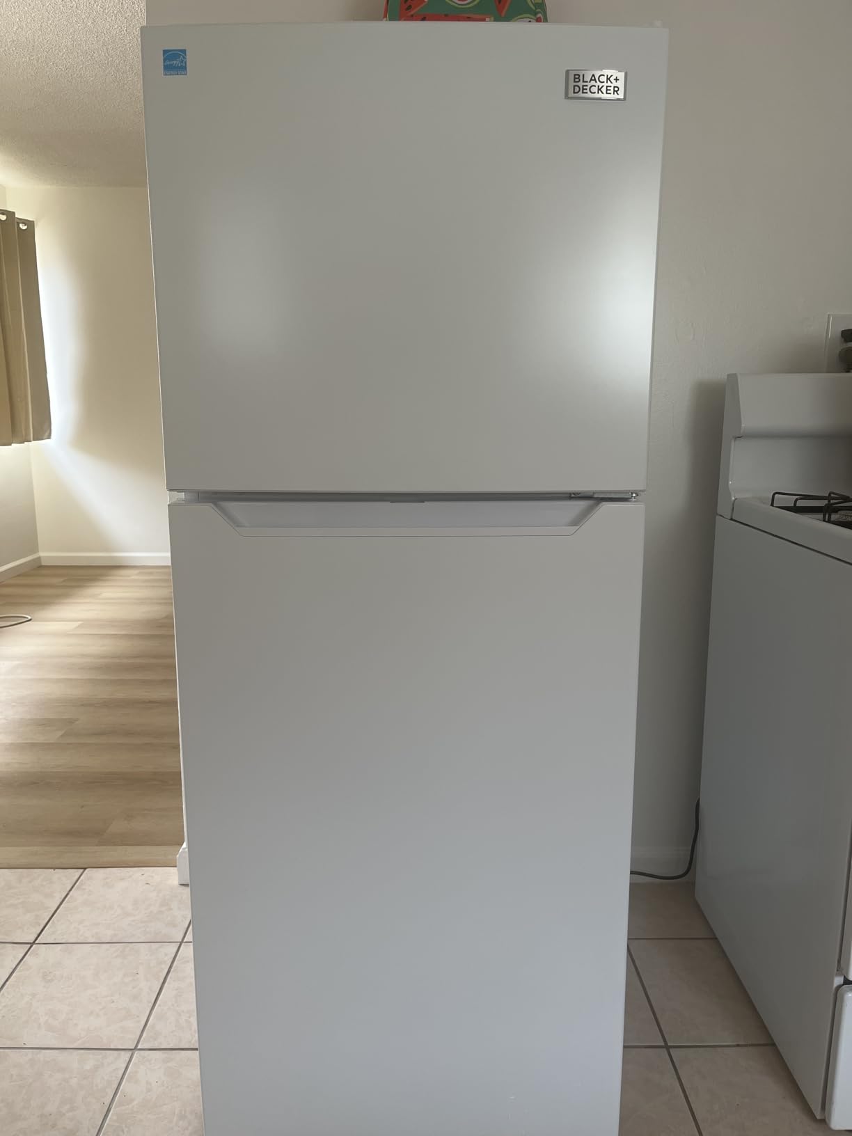 BLACK+DECKER 24 Cu. Ft. Top Mount Refrigerator with Ice Maker, 2-Door Refrigerator with Top Freezer, Freezer with Icemaker and Adjustable Temperature Control, ENERGY STAR, BR2400JIMB, Black - Customer Photo 1