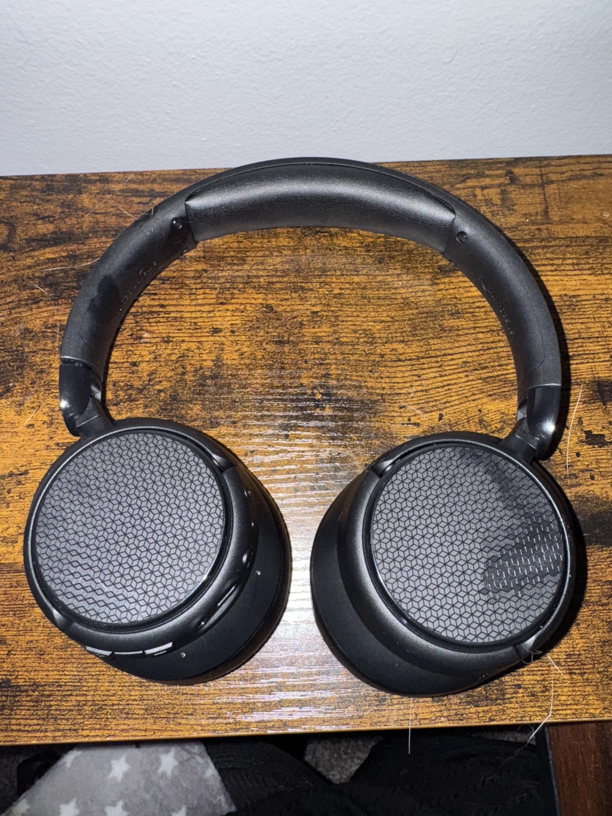 Amazon Basics Hybrid Active Noise Cancelling Headphones, 35 Hours Playtime with ANC on and 45 Hours with ANC Off, Wireless, Over Ear Comfortable Fit, Bluetooth, One Size, Black - Customer Photo 2