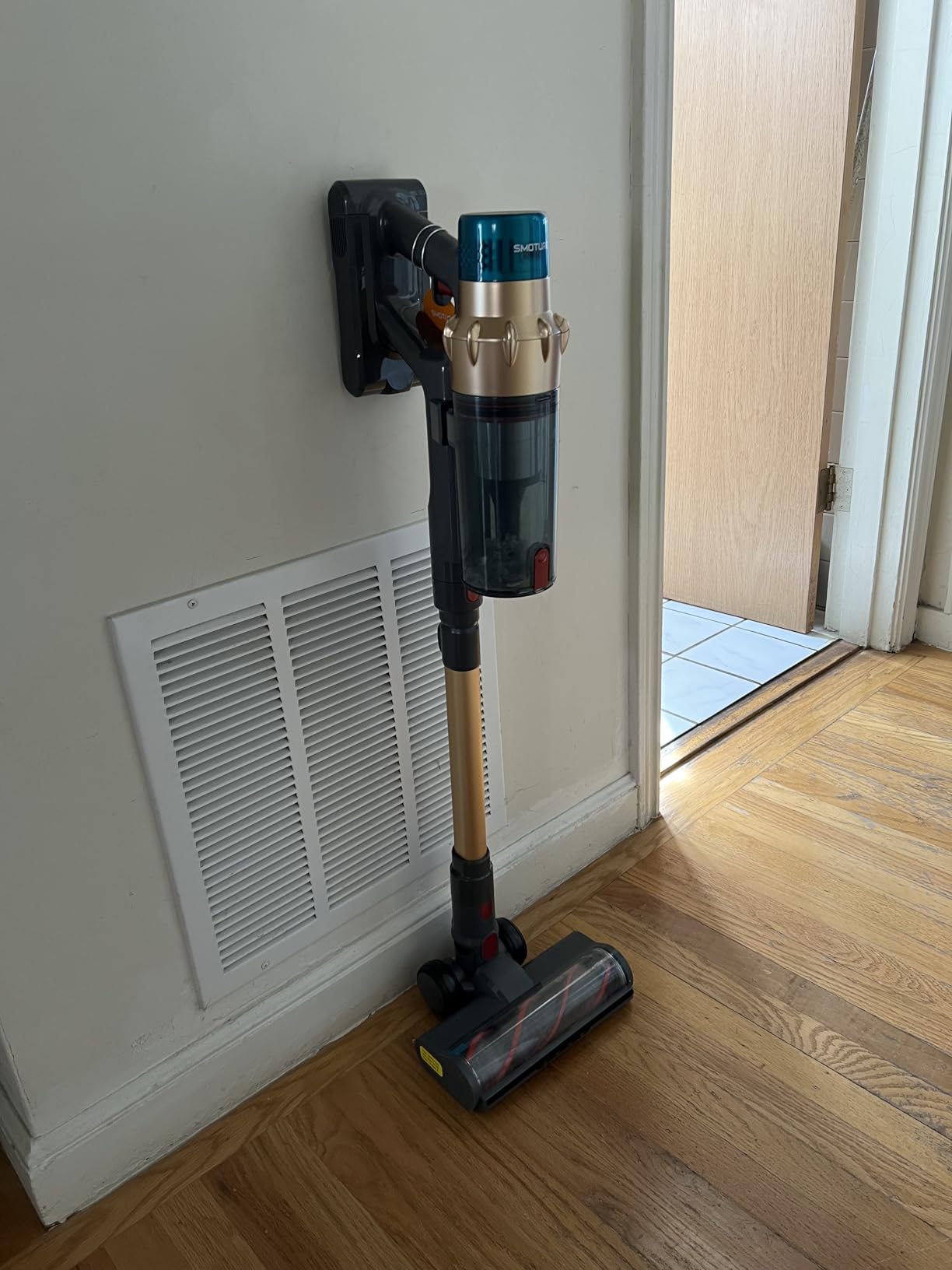 Cordless Vacuum Cleaner, 600W 50KPA 65 Mins Runtime Self-Standing Vacuum Cleaners for Home, Stick Vacuum with Charging Dock Station Removable Battery, Handheld Vacuum for Pet Hair/Carpet/Floor - Customer Photo 1