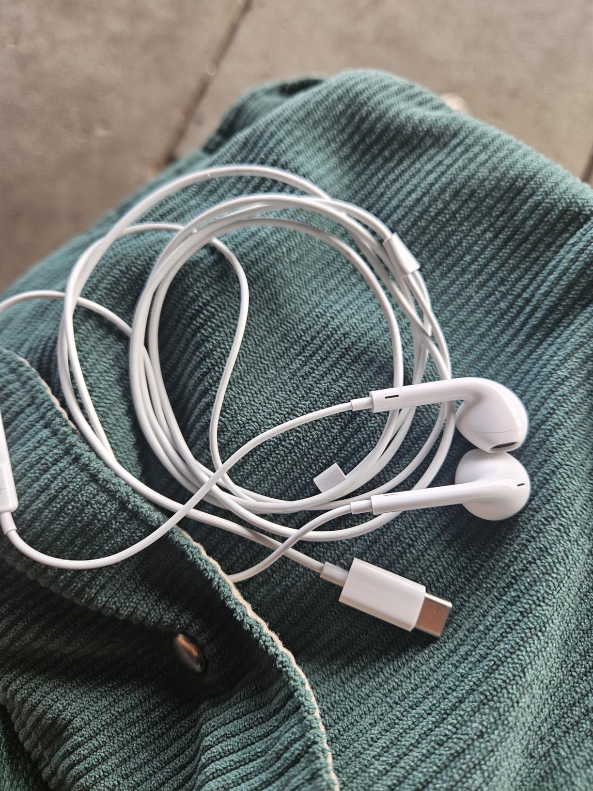 Apple EarPods Headphones with 3.5mm Plug, Wired Ear Buds with Built-in Remote to Control Music, Phone Calls, and Volume Customer Review Apple EarPods Headphones with 3.5mm Plug, Wired Ear Buds with Built-in Remote to Control Music, Phone Calls, and Volume - Customer Photo 1