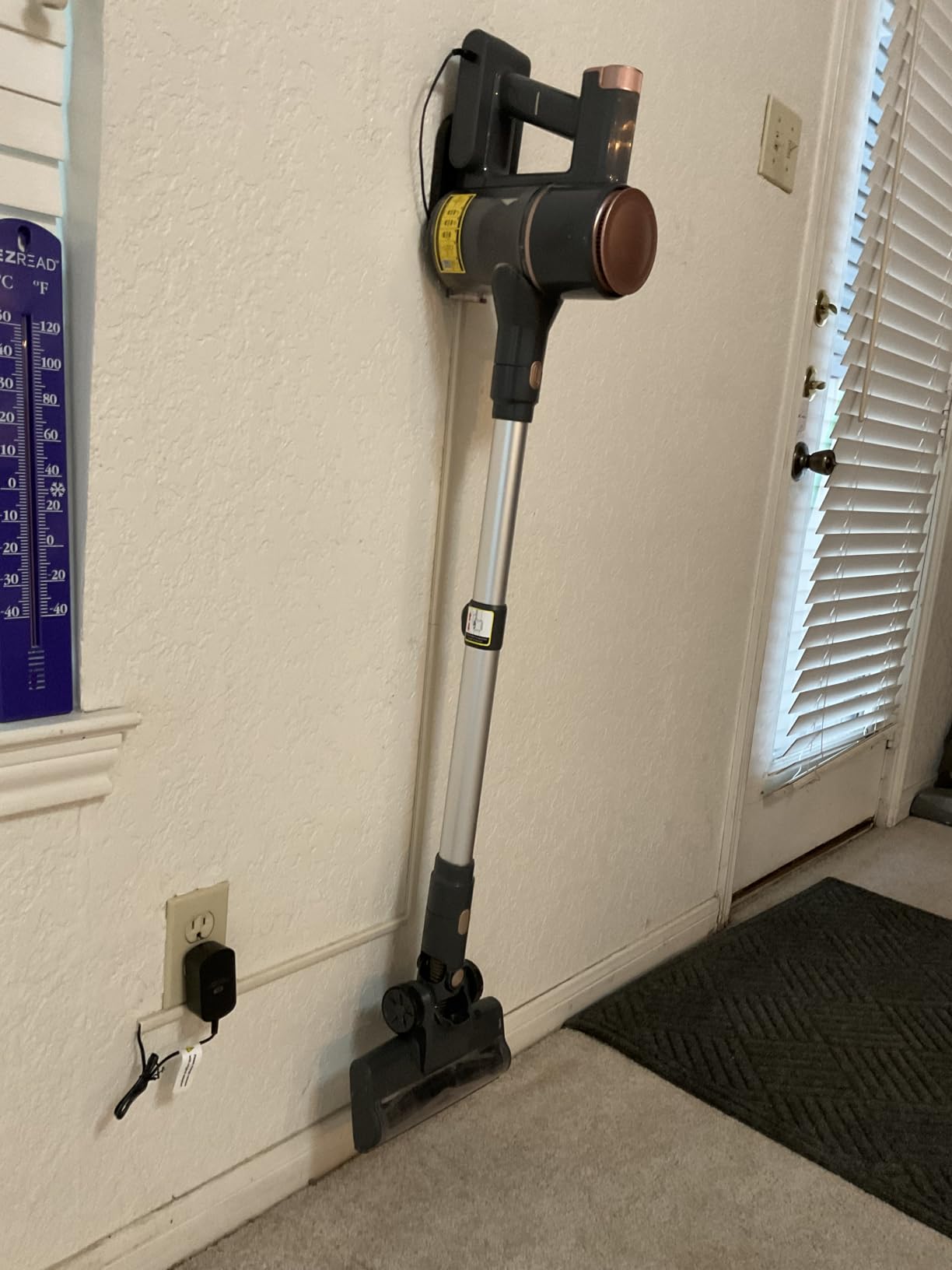 N8 Cordless Vacuum Cleaner,Lightweight Stick Vacuum with Powerful Suction,2200mAh Battery,40 Mins Runtime,Self-Standing,Rechargeable Vacuum Cleaners for Home Hardwood Floor Carpet Pet Hair (Gold) - Customer Photo 2