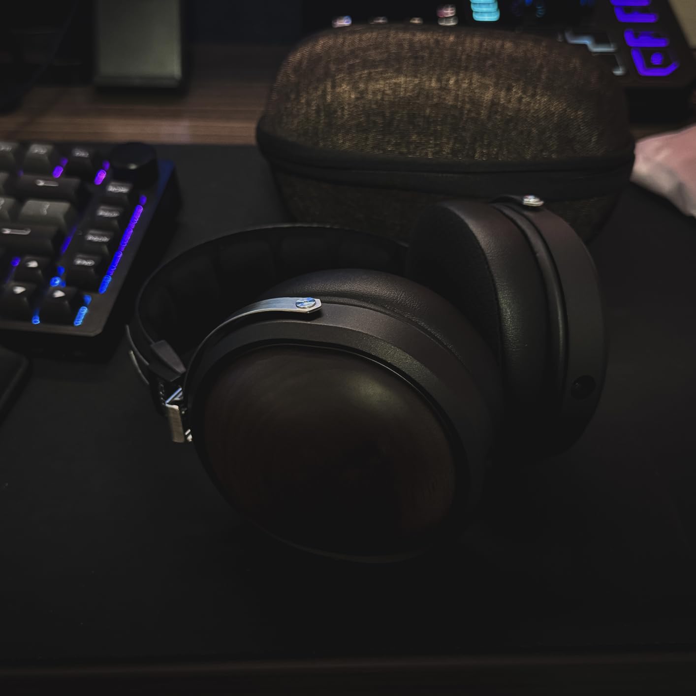 FiiO FT1 Closed-Back Over-Ear Nanowood Fiber Composite Diaphragm Wired Hi-Fi Headphones, Detachable Cable, American Black Walnut Wood Ear Cups for Home, Studio, Recording Customer Review FiiO FT1 Closed-Back Over-Ear Nanowood Fiber Composite Diaphragm Wired Hi-Fi Headphones, Detachable Cable, American Black Walnut Wood Ear Cups for Home, Studio, Recording - Customer Photo 1
