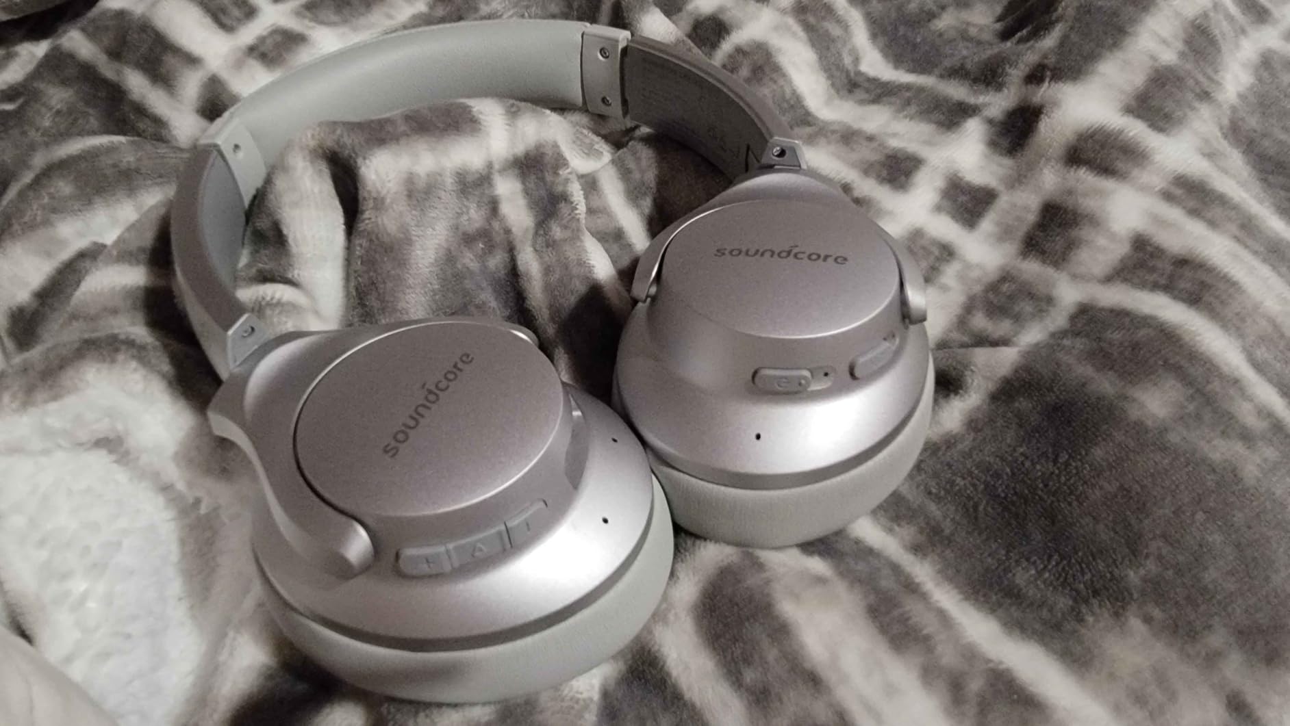 Soundcore Anker Life Q20 Hybrid Active Noise Cancelling Headphones, Wireless Over Ear Bluetooth Headphones, 60H Playtime, Hi-Res Audio, Deep Bass, Foam Ear Cups, Travel, Office, USB-C Charging Customer Review Soundcore Anker Life Q20 Hybrid Active Noise Cancelling Headphones, Wireless Over Ear Bluetooth Headphones, 60H Playtime, Hi-Res Audio, Deep Bass, Foam Ear Cups, Travel, Office, USB-C Charging - Customer Photo 1