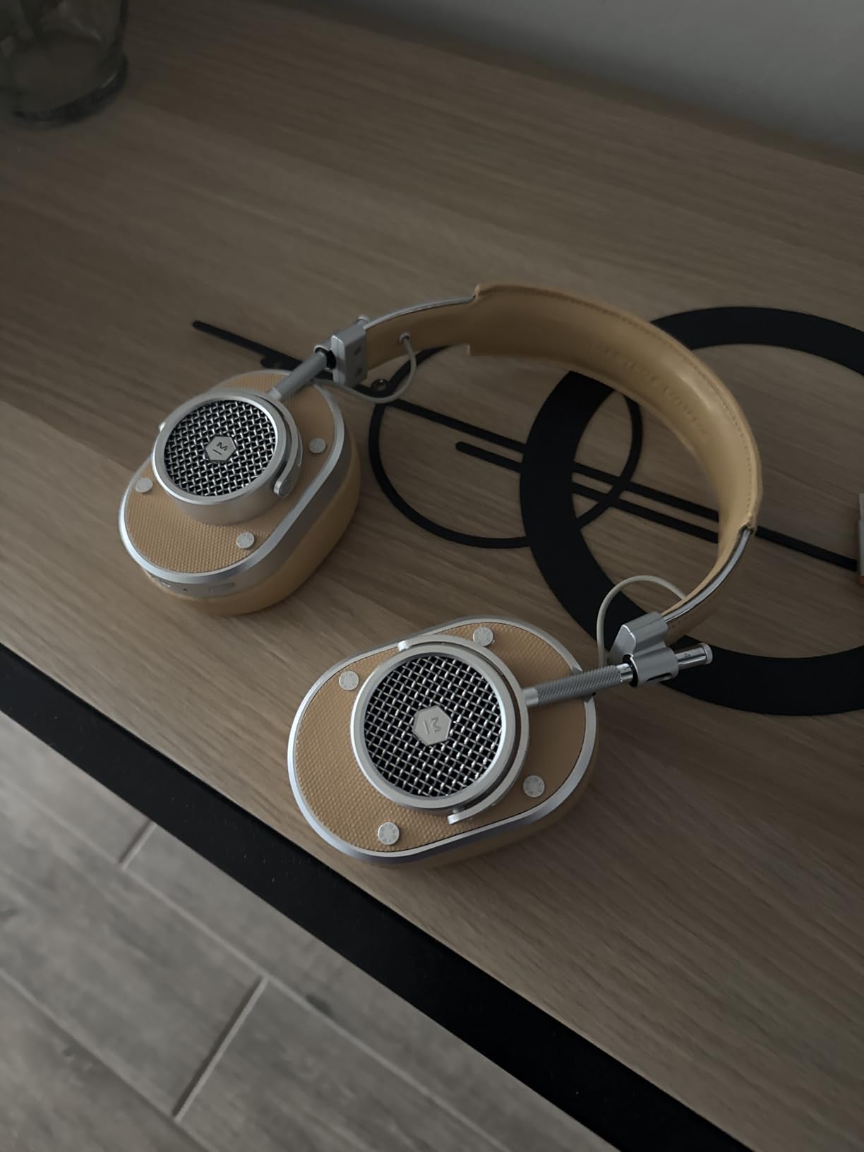 MH40 Over-Ear Wireless Headphones Gen II, Silver Metal/Tan Leather Customer Review MH40 Over-Ear Wireless Headphones Gen II, Silver Metal/Tan Leather - Customer Photo 2