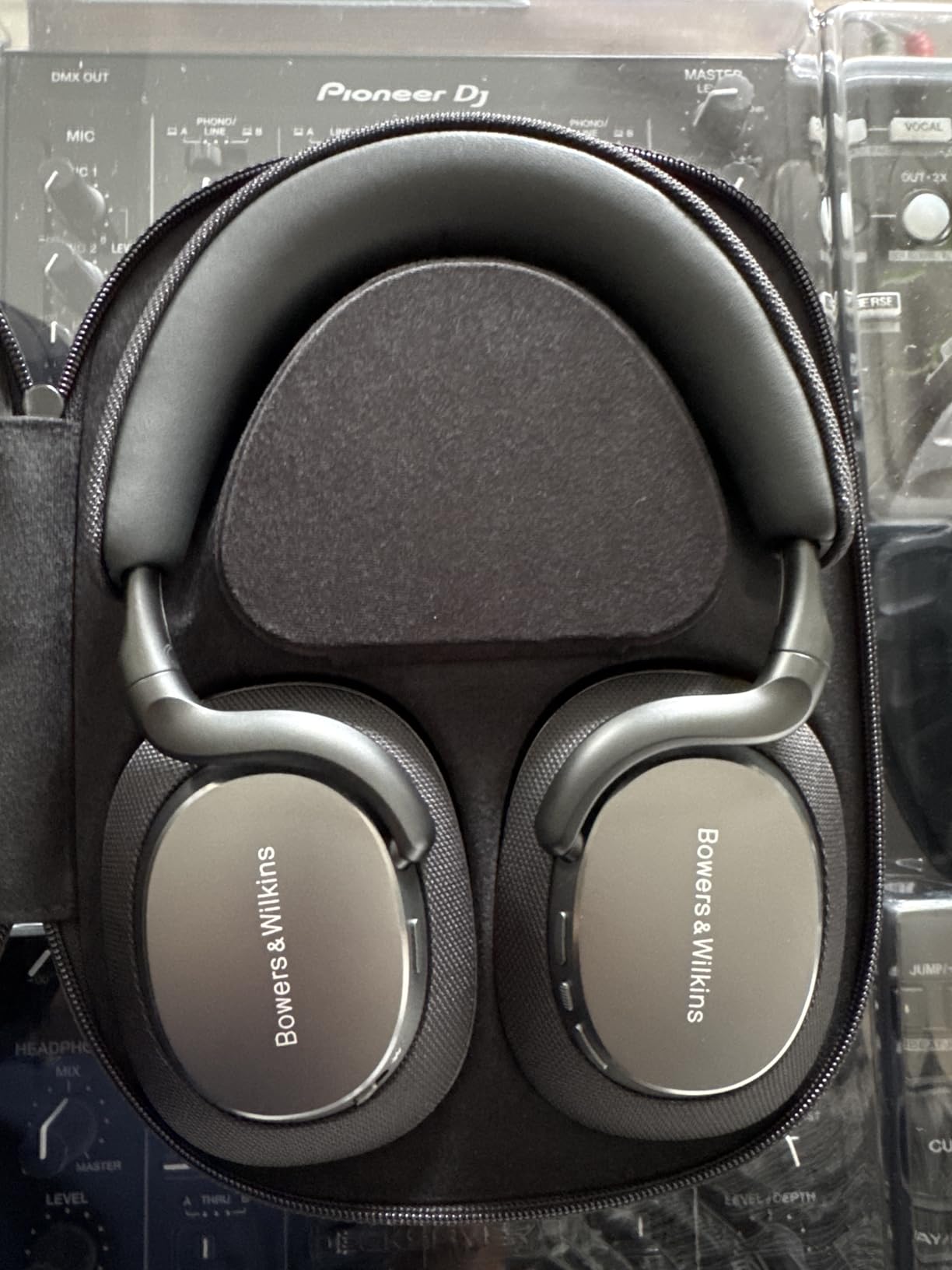 Bowers & Wilkins Px7 S3 Over-Ear Headphones, High-Resolution Sound, Comfortable Fit, Bluetooth, Active Noise Cancelling & Transparency Mode, 30-Hour Playtime, Quick Charge Support, Anthracite Black Customer Review Bowers & Wilkins Px7 S3 Over-Ear Headphones, High-Resolution Sound, Comfortable Fit, Bluetooth, Active Noise Cancelling & Transparency Mode, 30-Hour Playtime, Quick Charge Support, Anthracite Black - Customer Photo 1