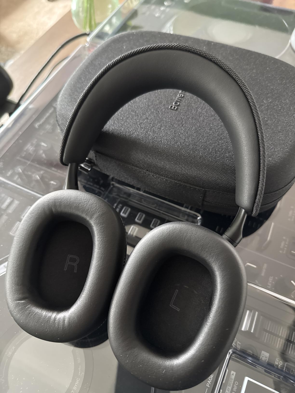 Bowers & Wilkins Px7 S3 Over-Ear Headphones, High-Resolution Sound, Comfortable Fit, Bluetooth, Active Noise Cancelling & Transparency Mode, 30-Hour Playtime, Quick Charge Support, Anthracite Black Customer Review Bowers & Wilkins Px7 S3 Over-Ear Headphones, High-Resolution Sound, Comfortable Fit, Bluetooth, Active Noise Cancelling & Transparency Mode, 30-Hour Playtime, Quick Charge Support, Anthracite Black - Customer Photo 2