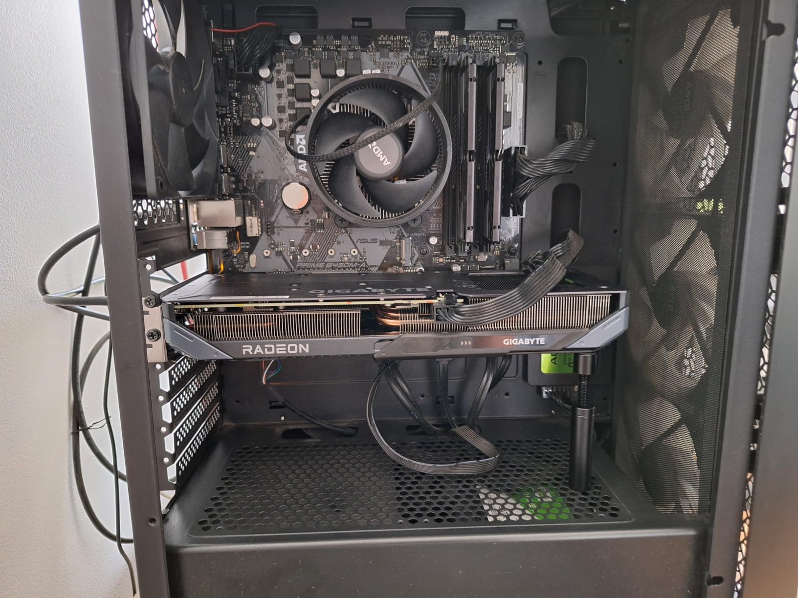 GIGABYTE Radeon RX 9060 XT Gaming OC 16G Graphics Card - Customer Photo 1