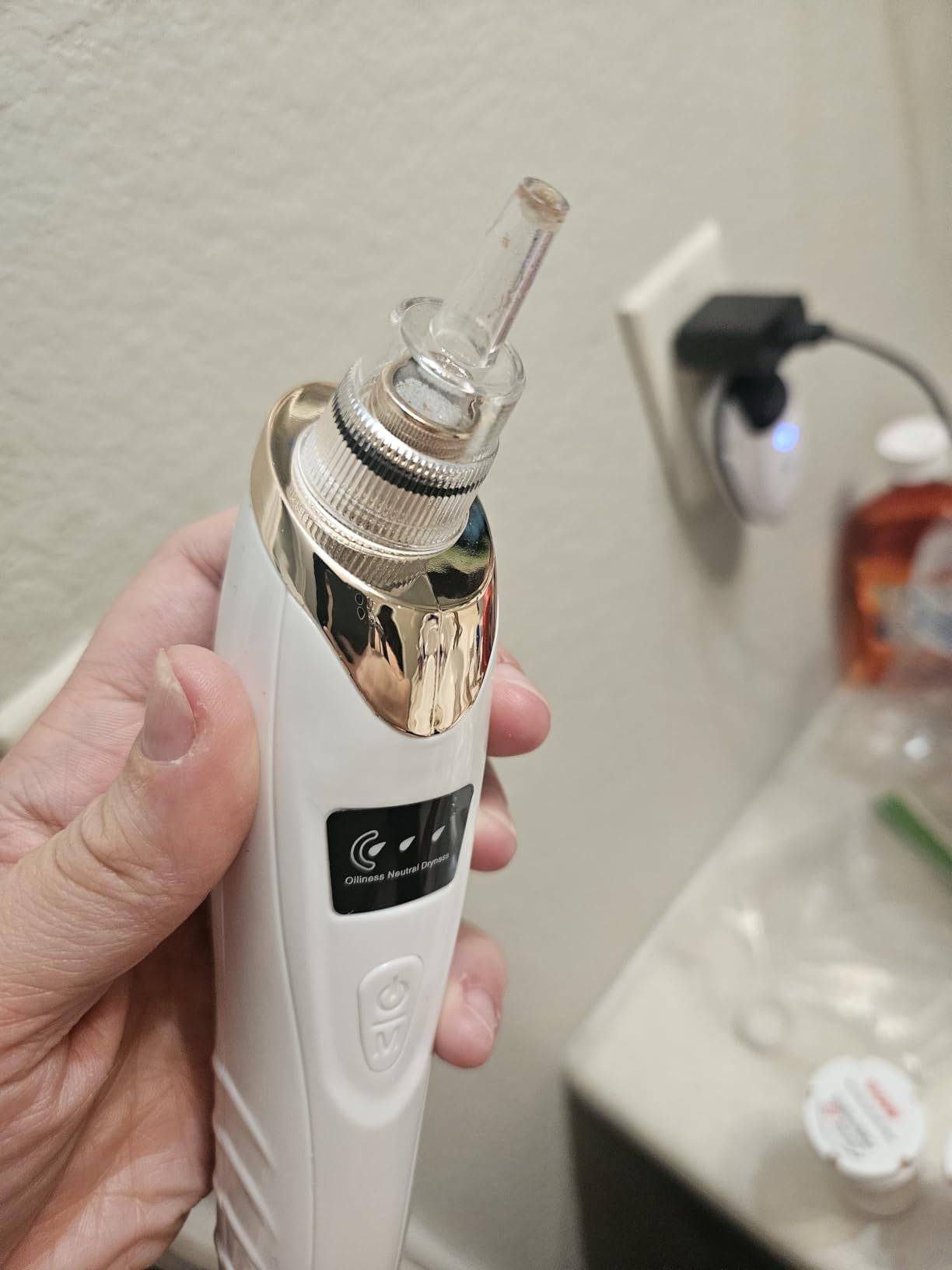 Blackhead Remover Vacuum - Professional Blackhead Extractor for Face with 3 Adjustable Suction Levels, USB Rechargeable Pore Cleaner, and 5 Interchangeable Probes (White) - Customer Photo 2