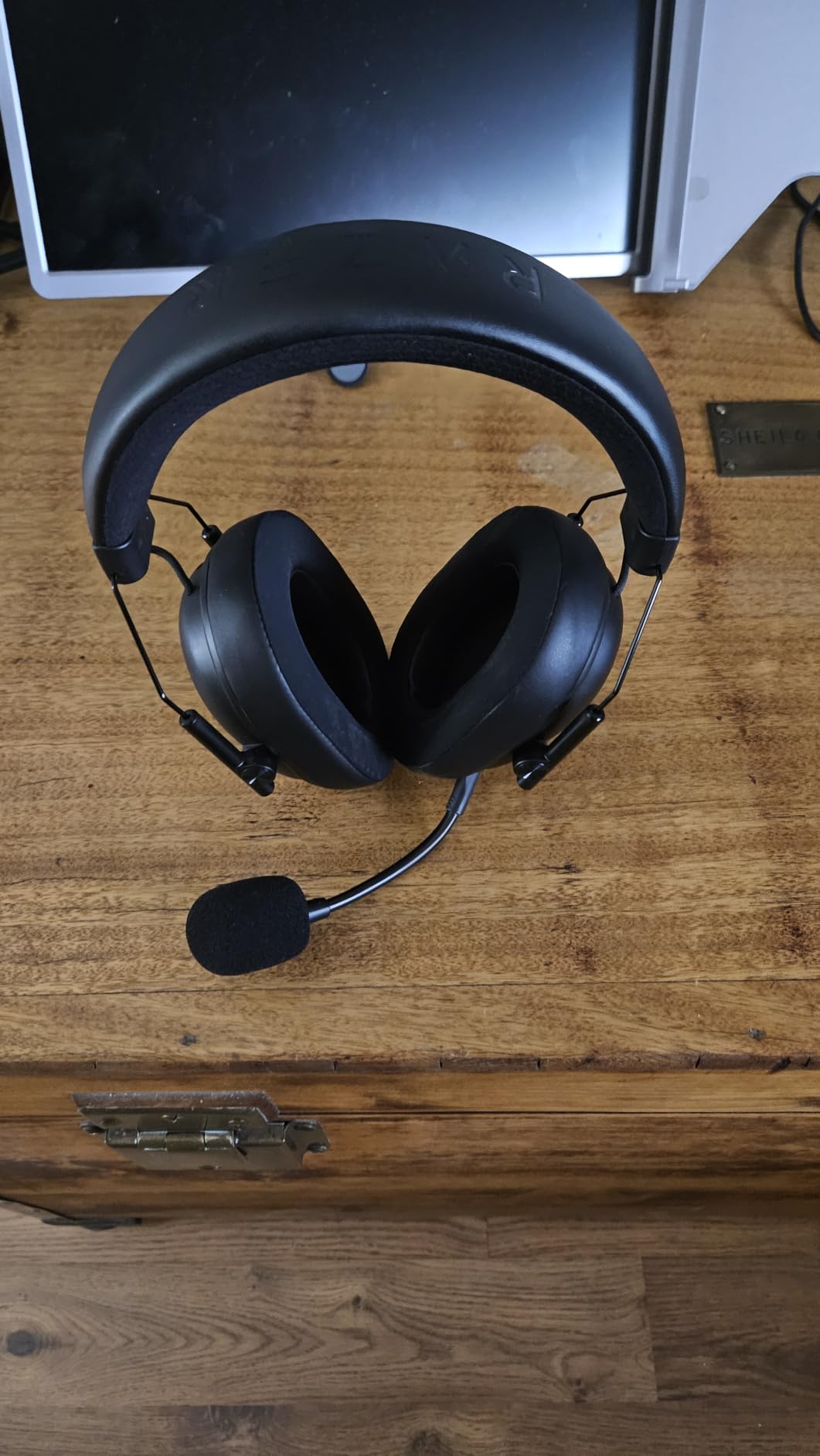 Razer BlackShark V3 Wireless Gaming Headset for PC: 50mm Drivers - Super Wideband Mic - 2.4 GHz, Bluetooth, USB - Works with Mac, PS5, Nintendo Switch, Smartphone - 70 Hr Battery - Black Customer Review Razer BlackShark V3 Wireless Gaming Headset for PC: 50mm Drivers - Super Wideband Mic - 2.4 GHz, Bluetooth, USB - Works with Mac, PS5, Nintendo Switch, Smartphone - 70 Hr Battery - Black - Customer Photo 2