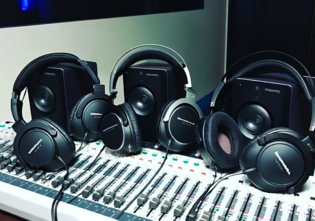 Best Reference Headphones [cy]: 12 Models Tested for Studio Precision - Sixstoreys Affiliate Content Factory